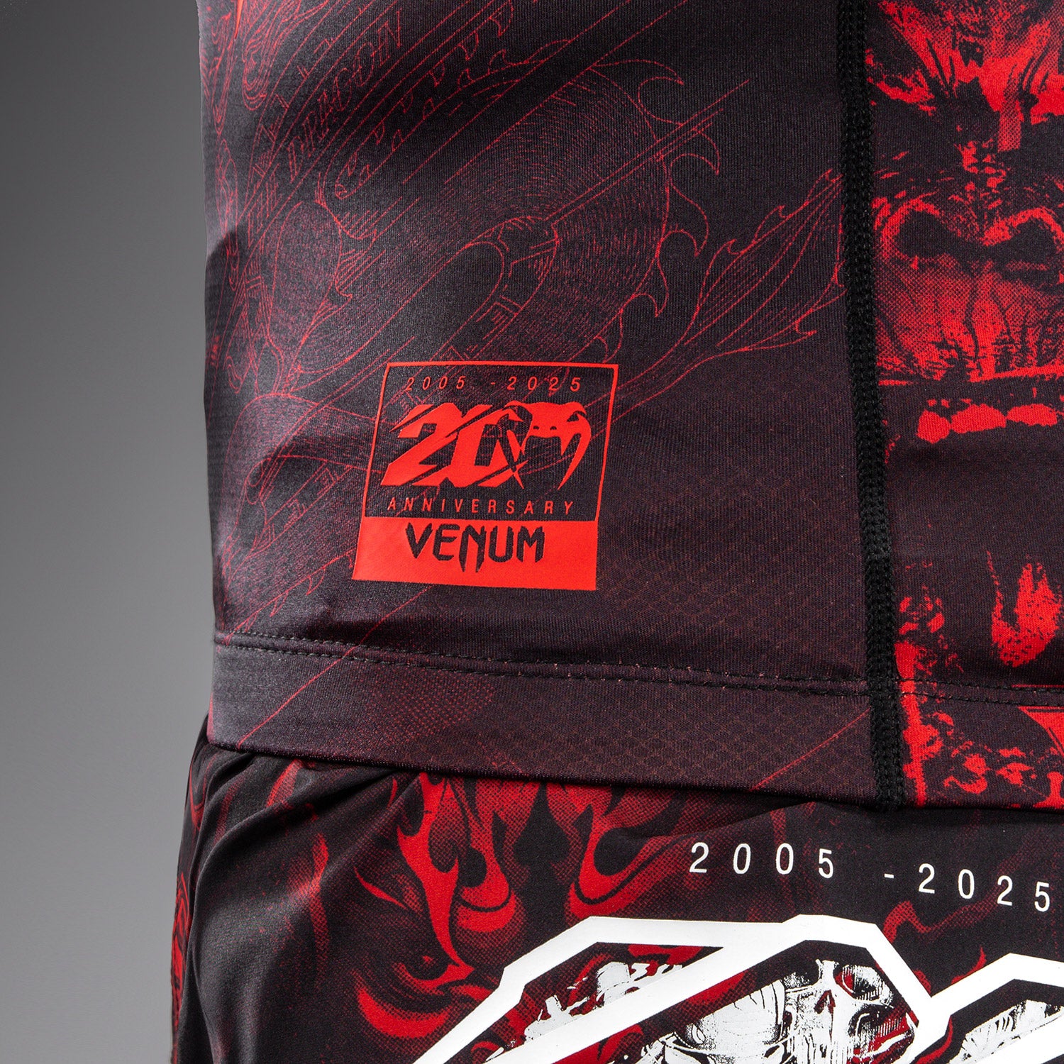 venum-20th-anniversary-kurzarm-rashguard-schwarz-rot image 6