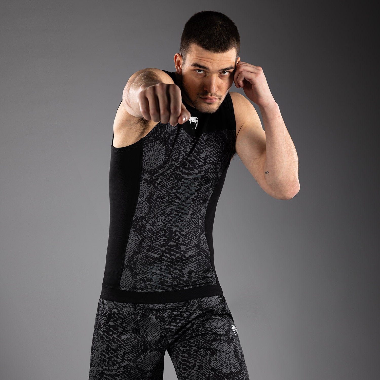 venum-g-fit-scales-rashguard-herren-rmellos-schwarz-anthrazitgrau image 4