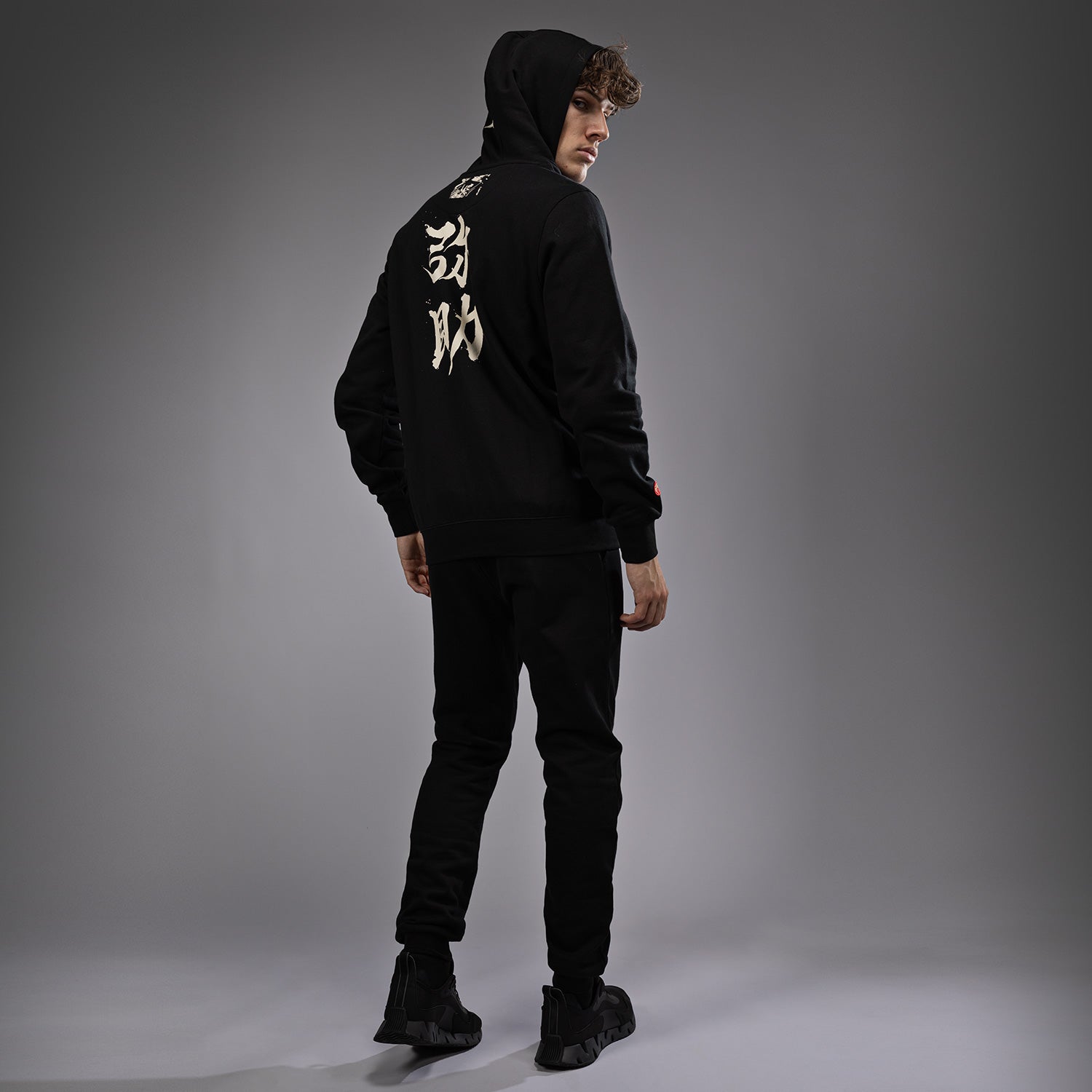 venum-x-assassin-s-creed-shadows-kapuzenpulli-schwarz image 2