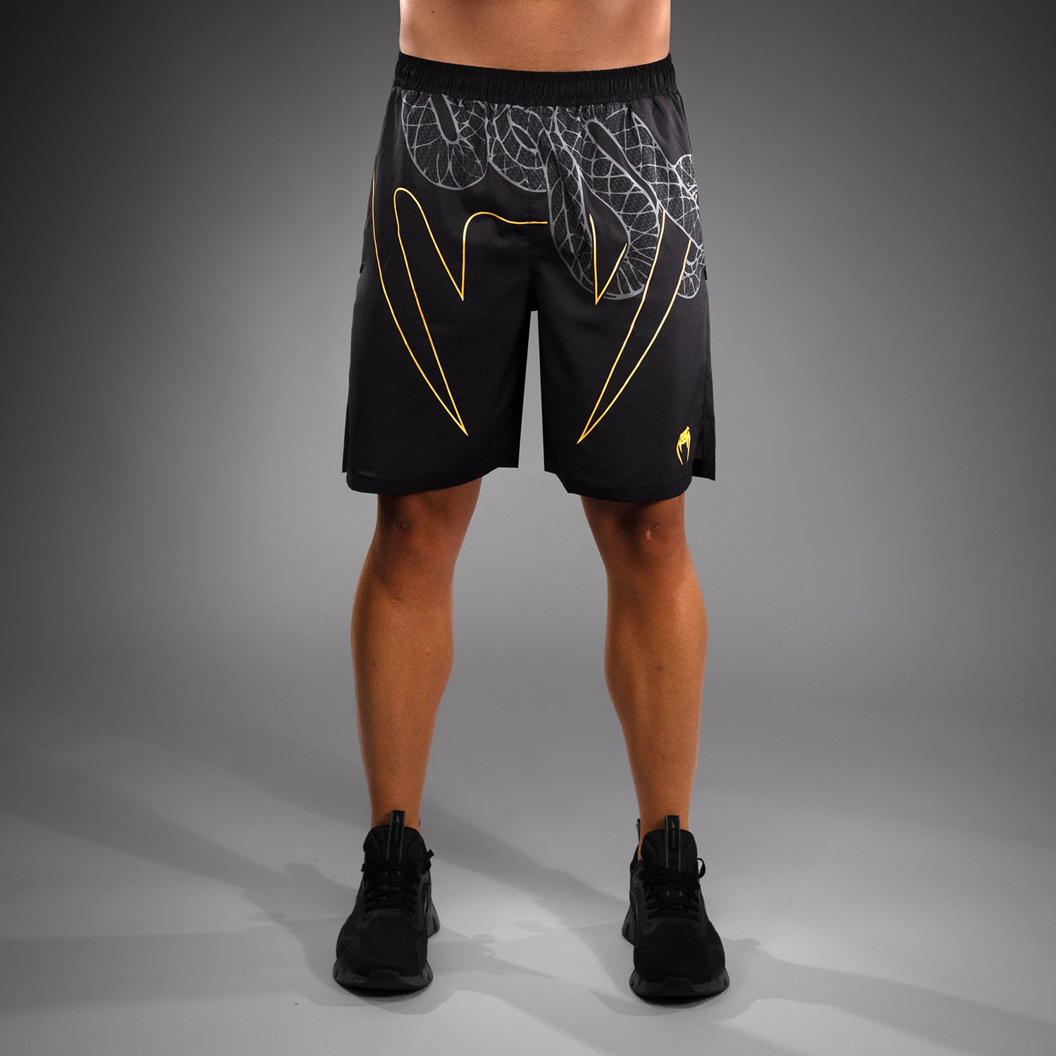 venum-serpenti-trainingsshorts-herren-lang-geschnitten-schwarz-silber-gold image 1