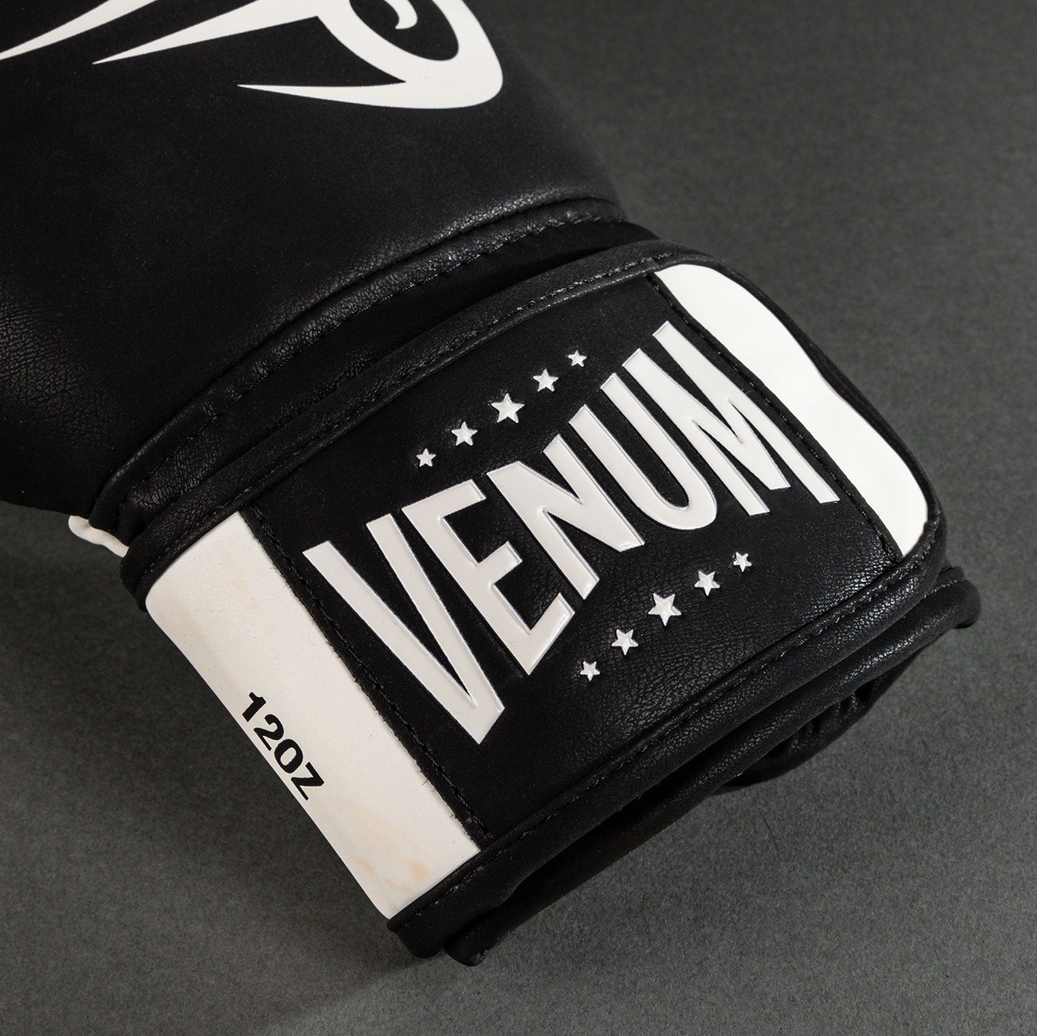 venum-x-mike-tyson-replica-boxhandschuhe-tiefschwarz-optisch-wei image 3
