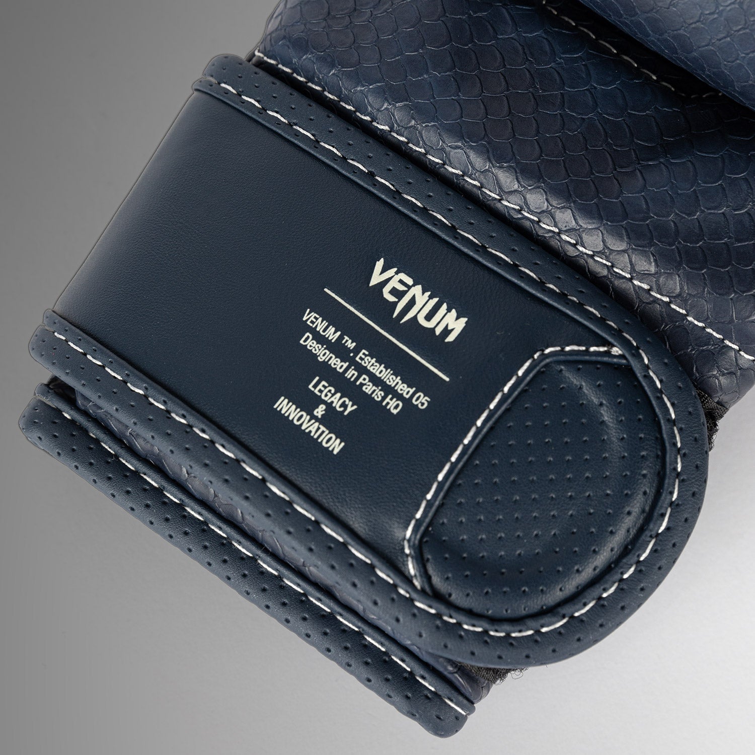 venum-impact-evo-scales-mma-sparringhandschuhe-mitternachtsblau image 4