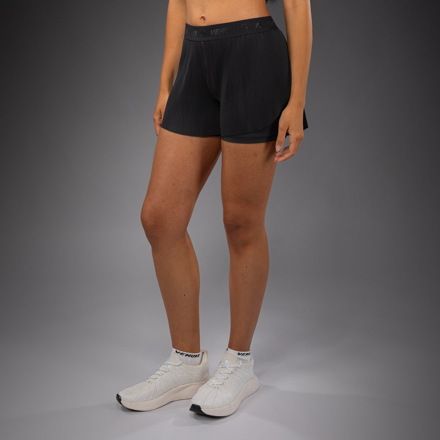 venum-flowfit-damen-trainingsshorts-schwarz image 2