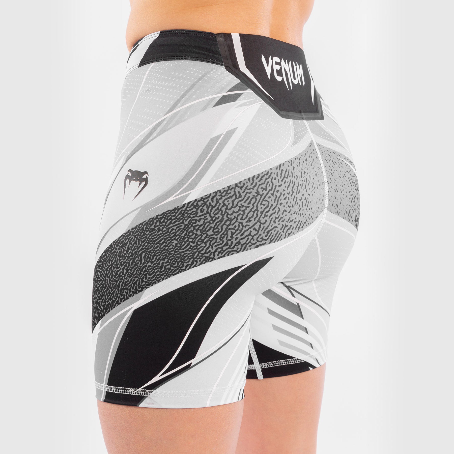 venum-ufc-authentic-fight-night-damen-vale-tudo-shorts-long-fit-wei image 7