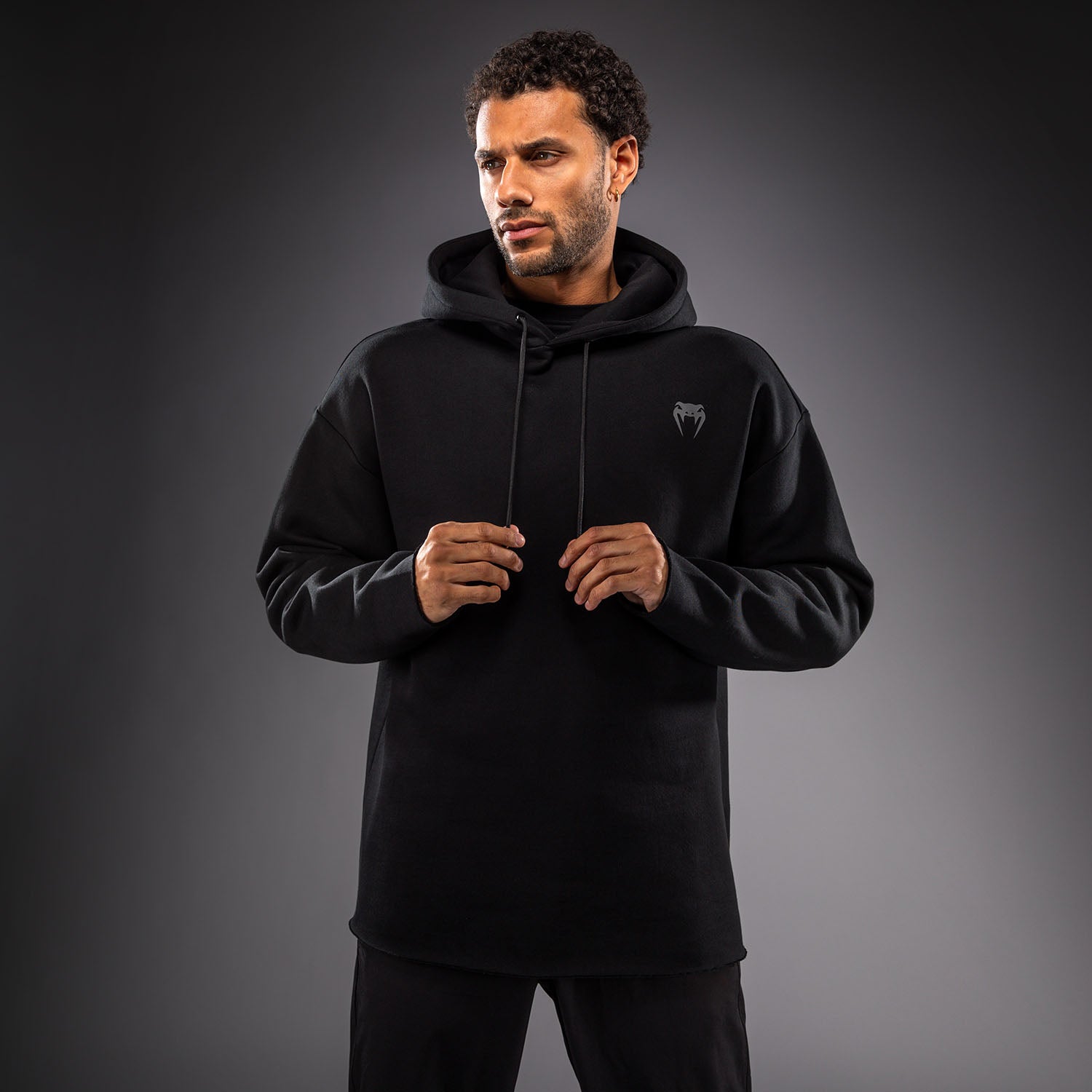 venum-divide-winter-kapuzenpullover-schwarz image 1