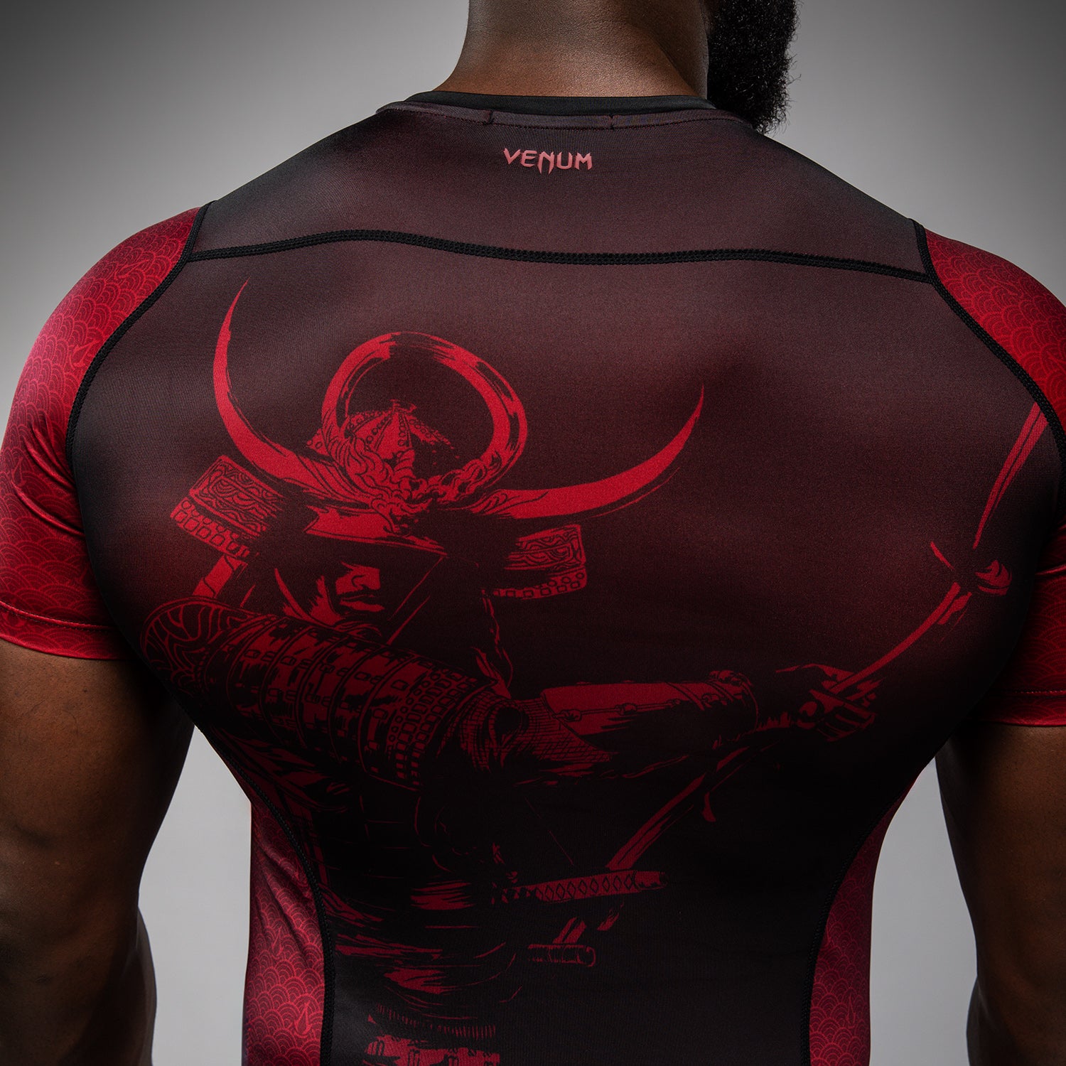 venum-x-assassin-s-creed-shadows-herren-rashguard-kurzarm-burgunder-schwarz image 6