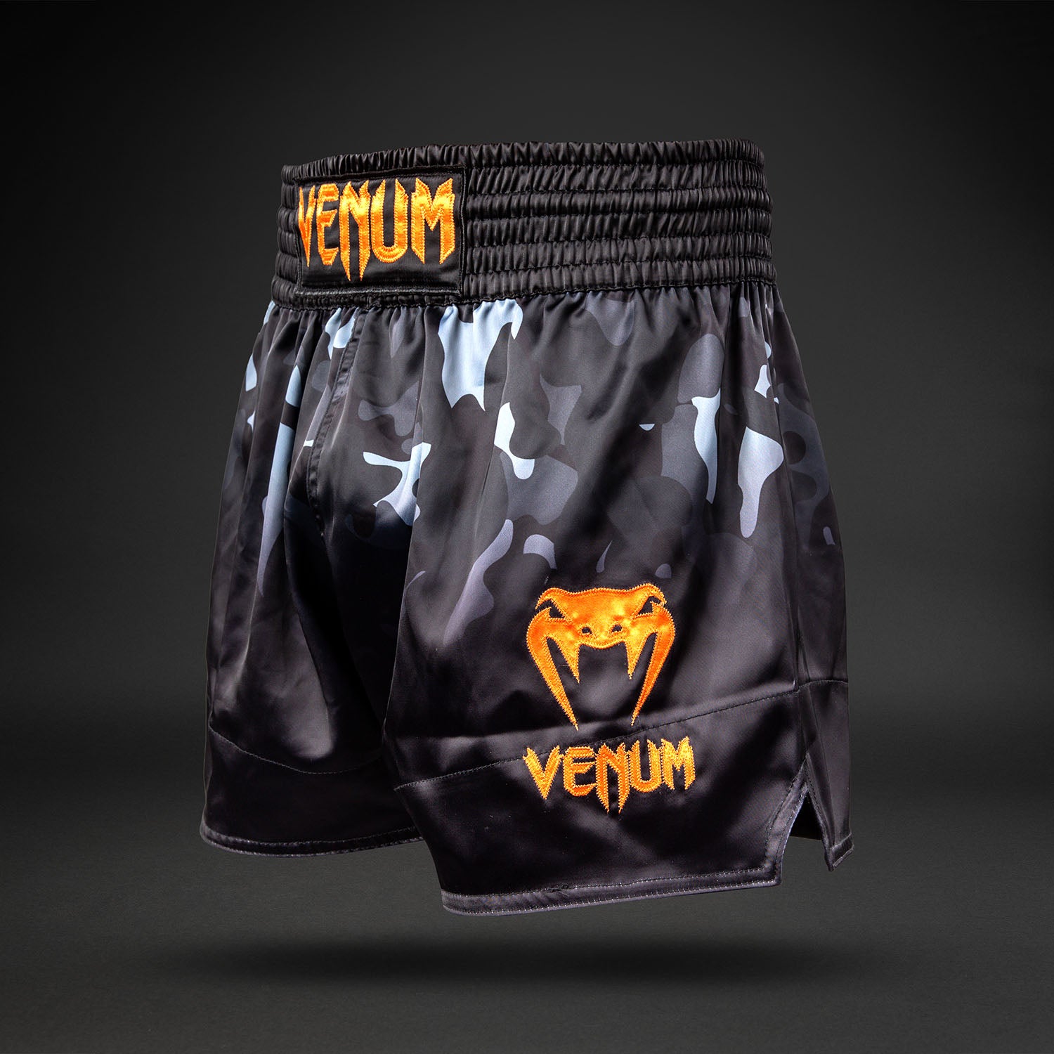 venum-classic-muay-thai-shorts-schwarz-camo-orange-herren-damen image 2