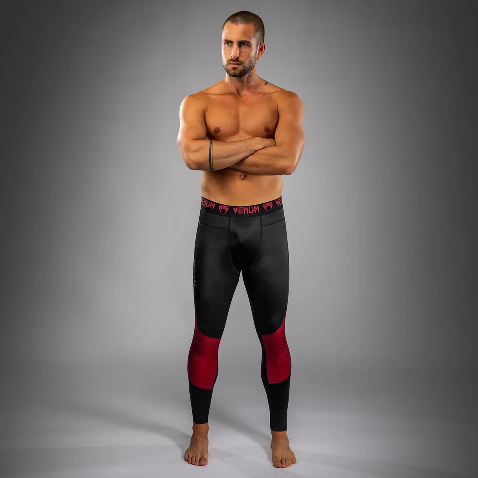 venum-x-assassin-s-creed-shadows-herren-spats-burgunder-schwarz image 1