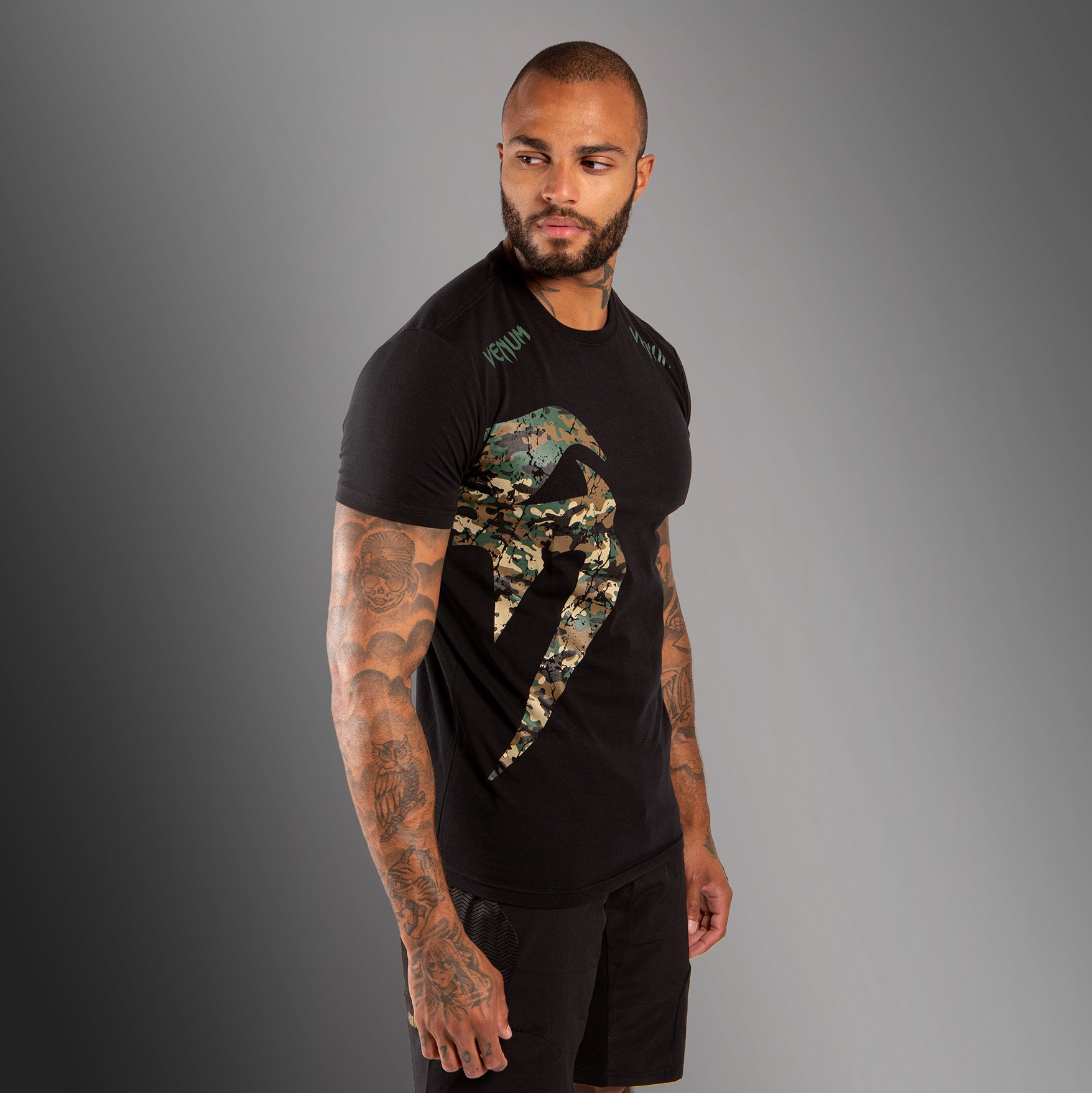 venum-original-giant-t-shirt-schwarz-wald-camo-box-fashion image 4