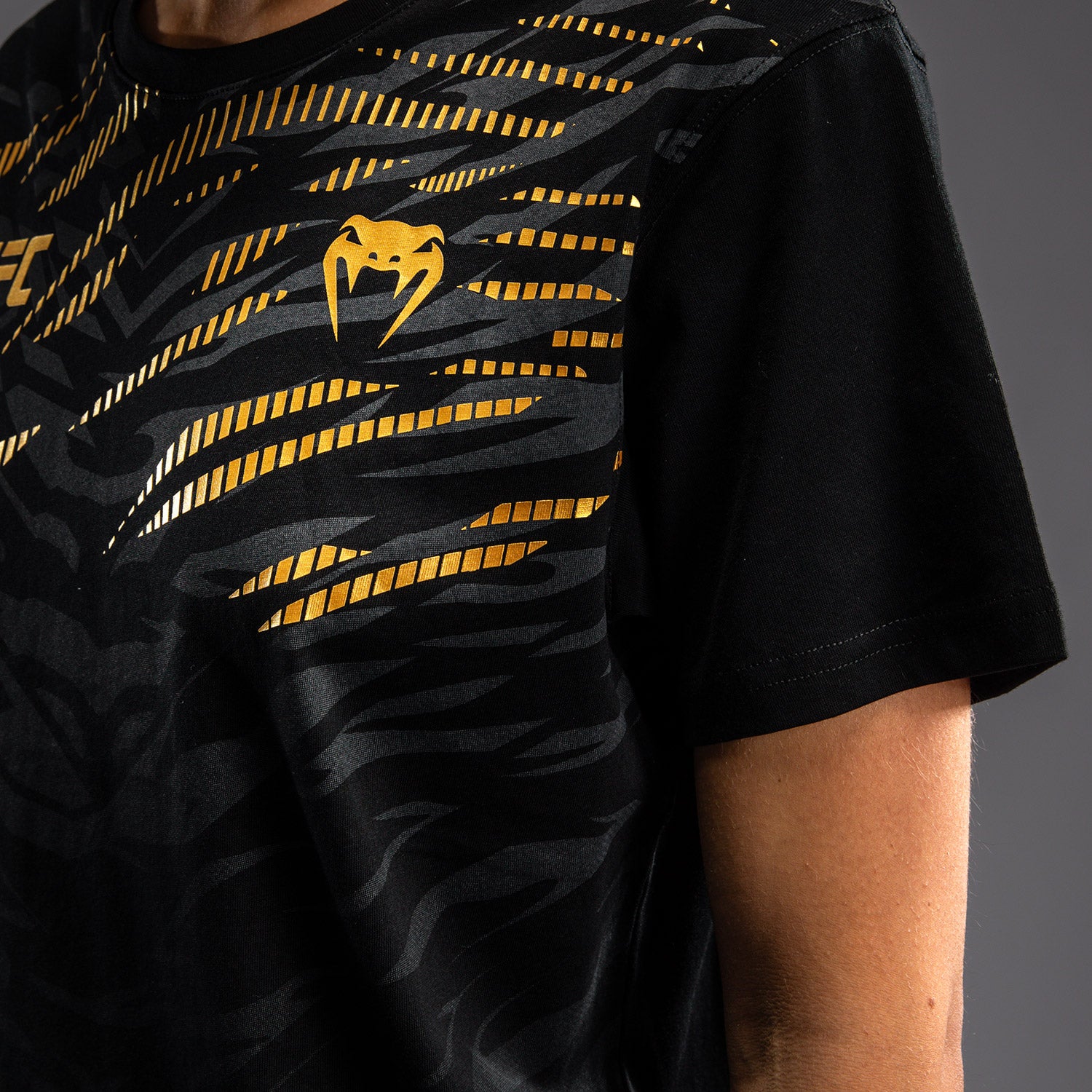 ufc-fusion-by-venum-replica-damen-t-shirt-kurzarm-champion-schwarz-gold image 3