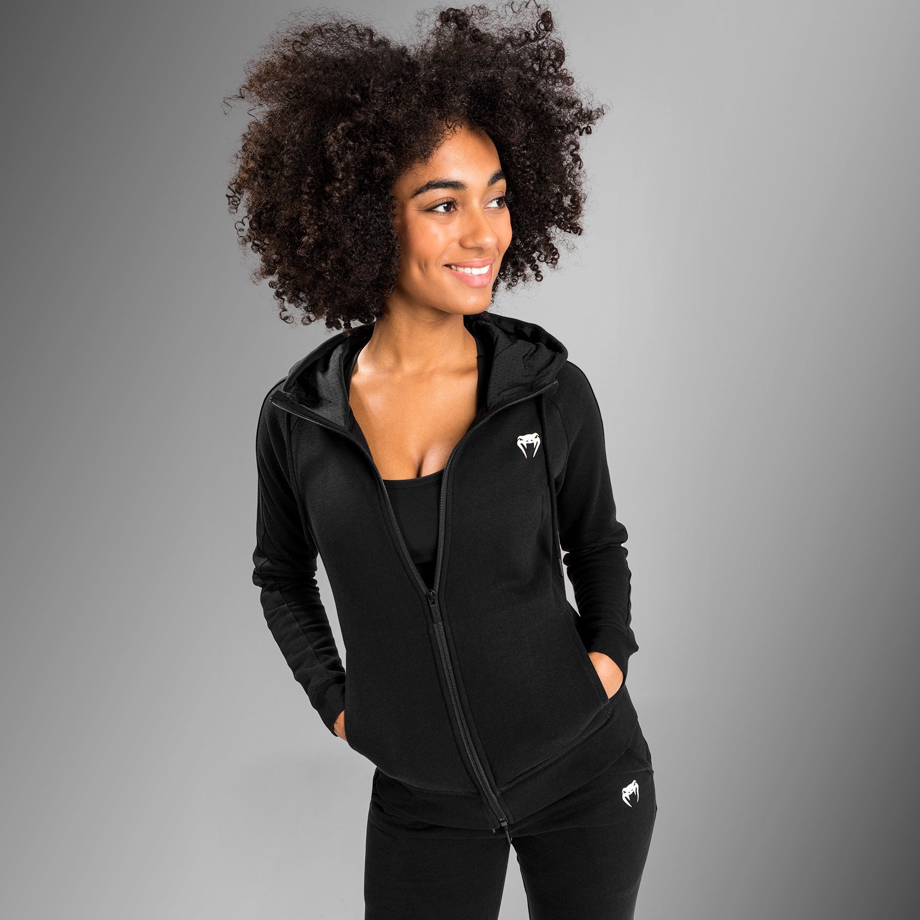 venum-essential-hoodie-schwarz image 2