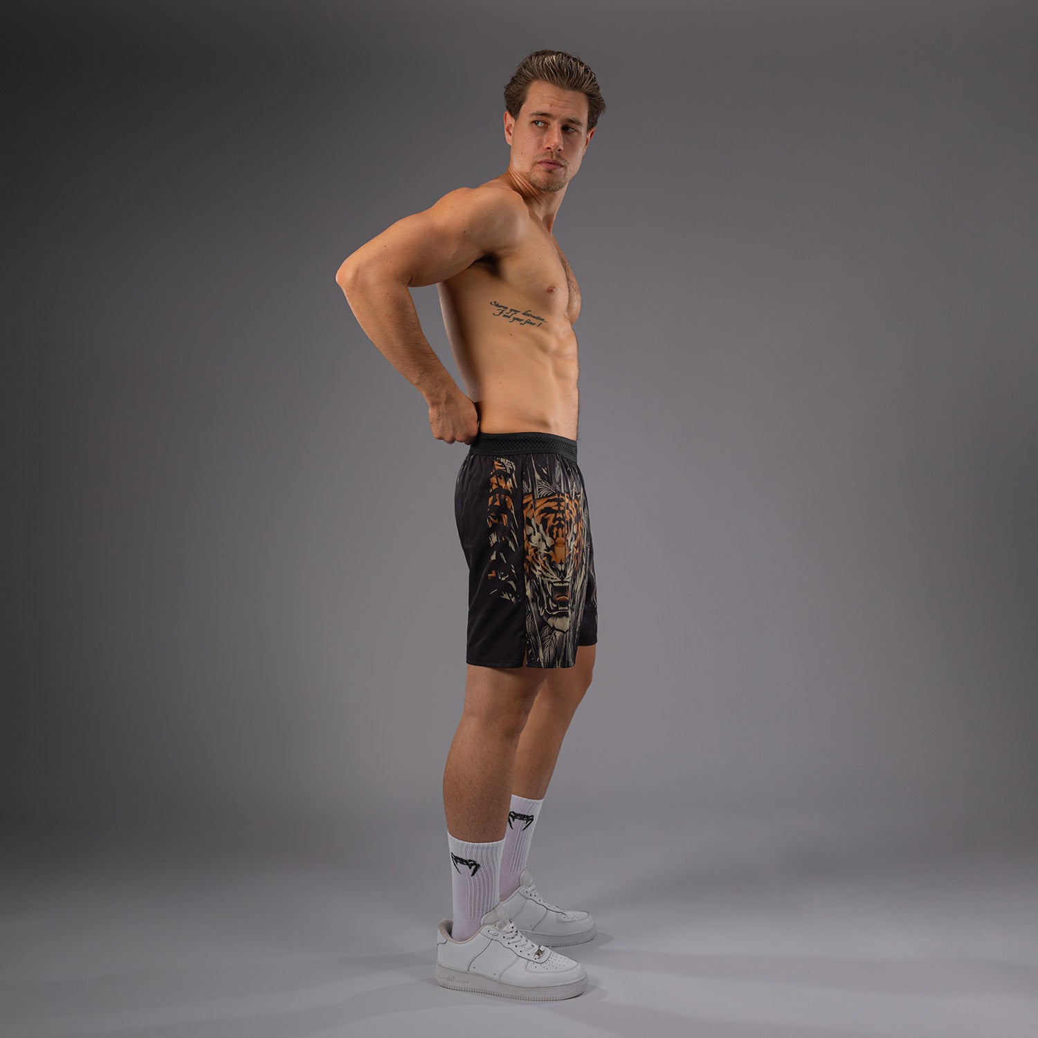 venum-tiger-herren-trainingsshorts-schwarz-neon-orange image 5