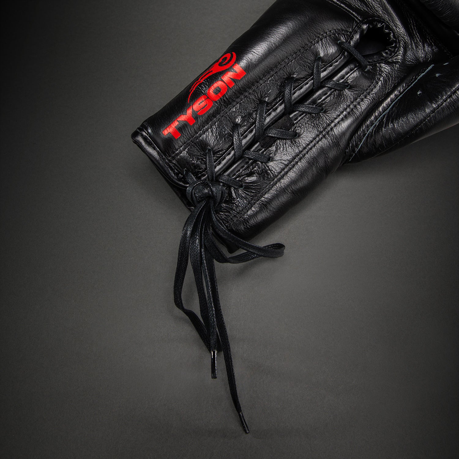 venum-giant-2-0-mike-tyson-pro-boxhandschuhe-mit-schn-rung-schwarz-rot-inkl-tasc image 4