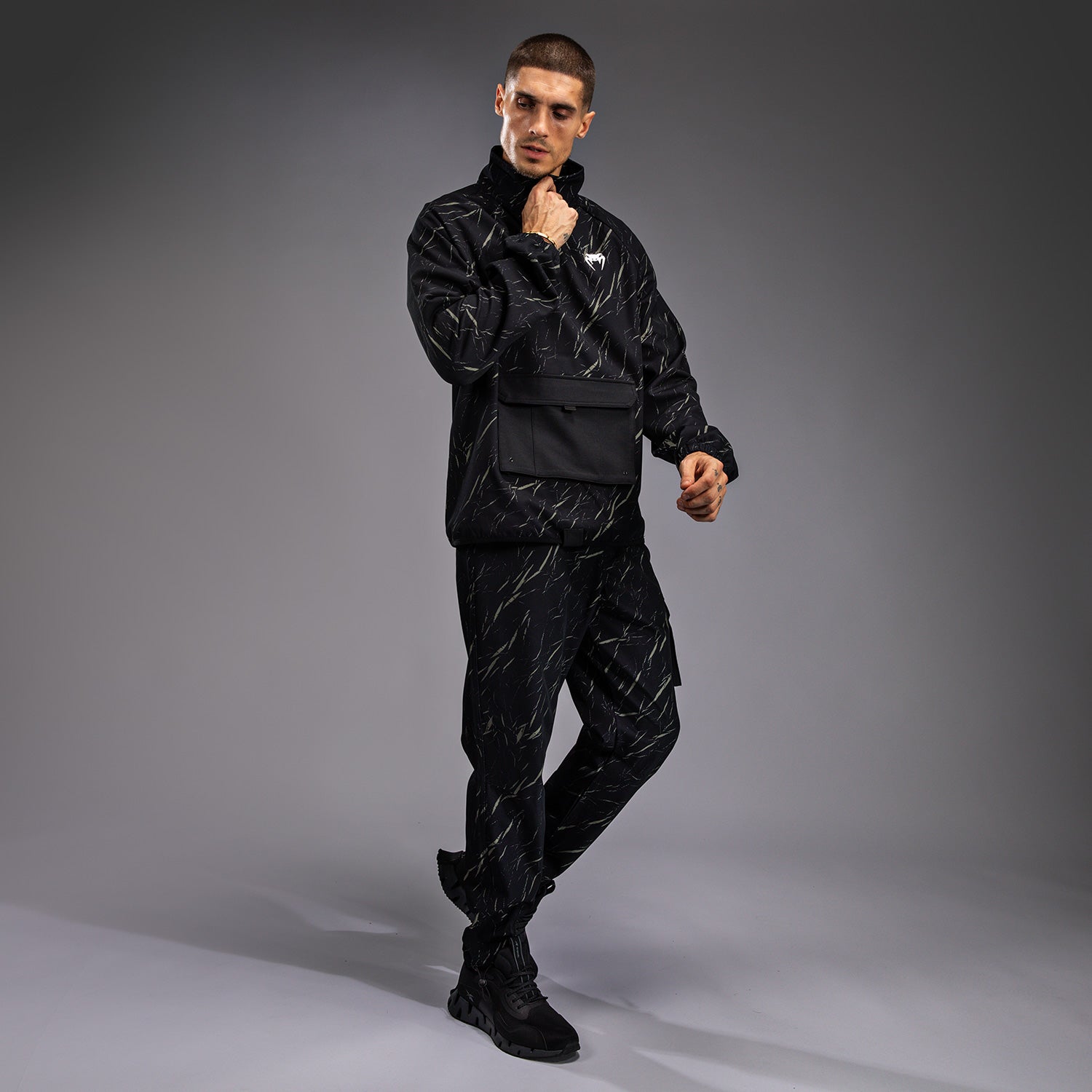 venum-trooper-herren-trainingsanzug-jacke-schwarz-sandstein image 4