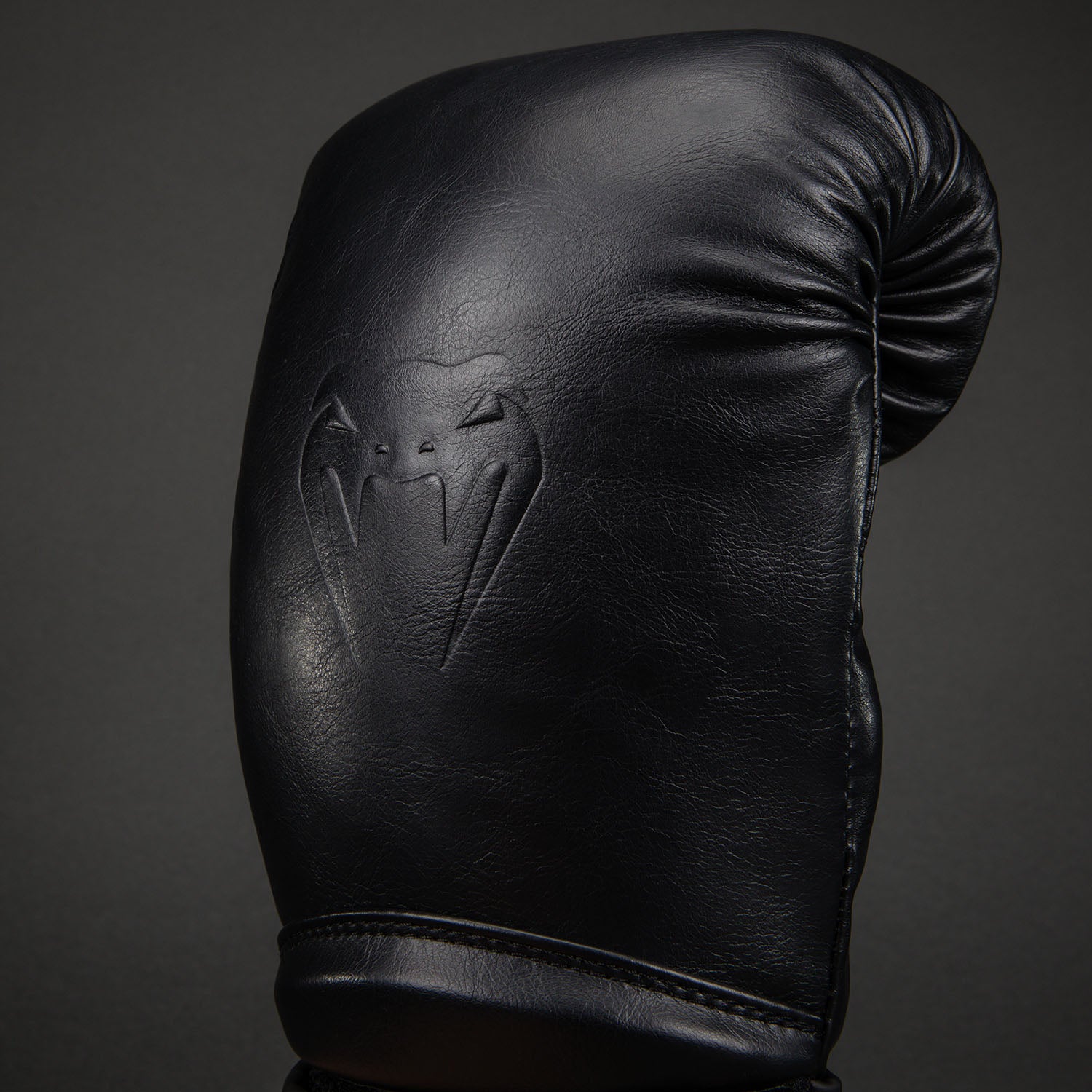 venum-impact-classic-boxhandschuhe-schwarz image 4