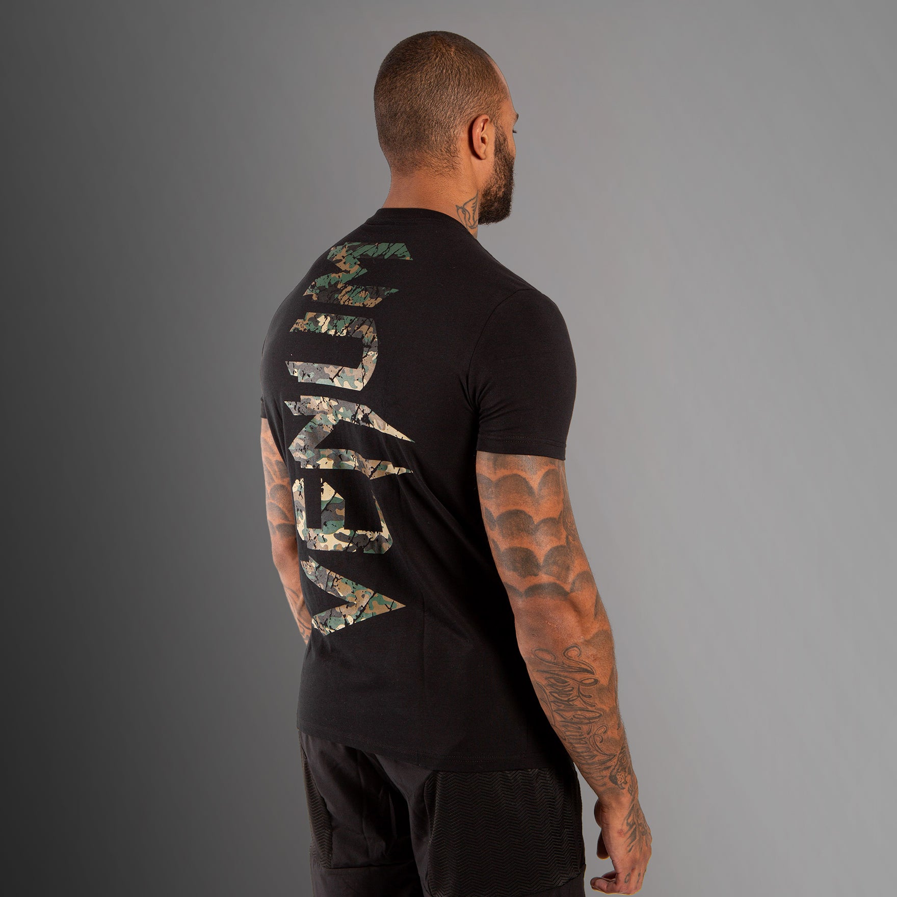 venum-original-giant-t-shirt-schwarz-wald-camo-box-fashion image 5