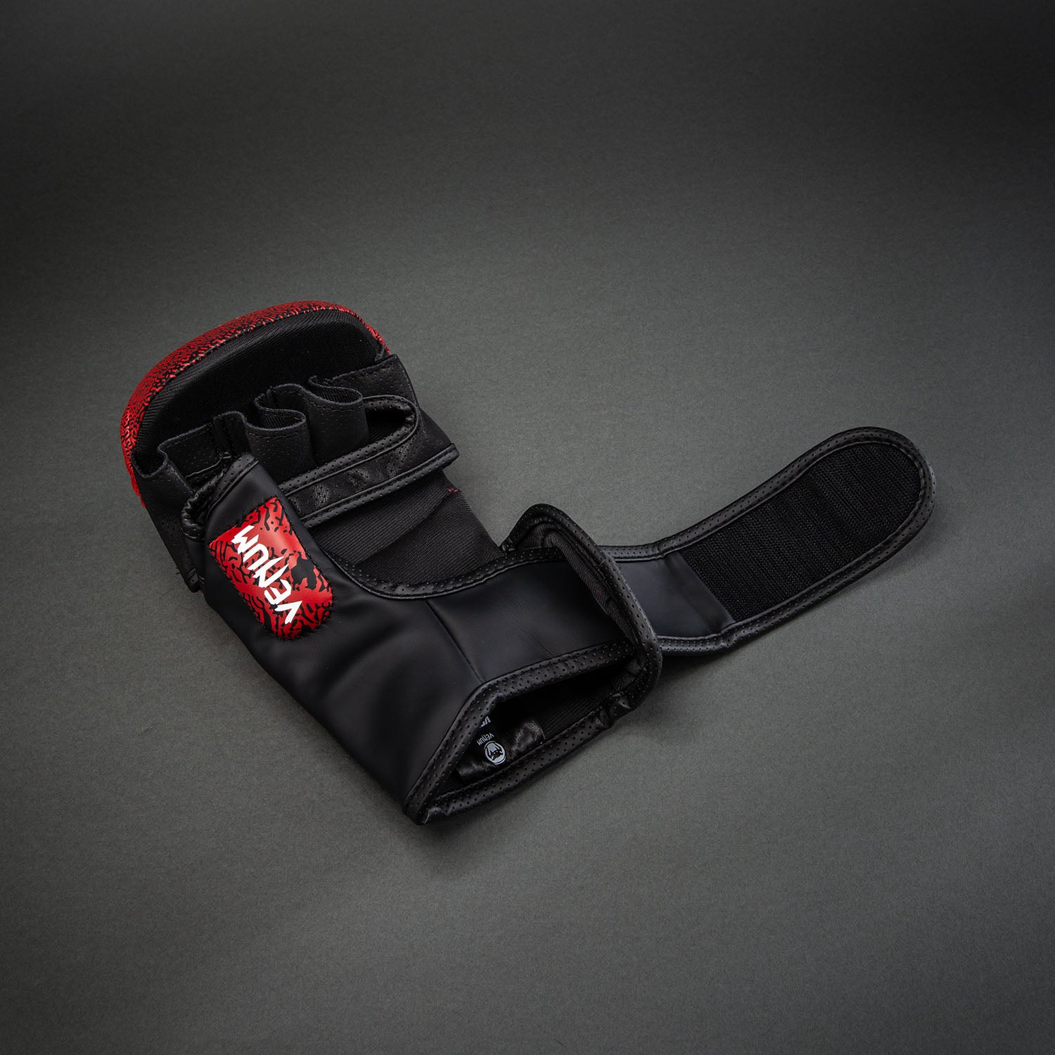 venum-x-tekken-8-kazuya-sparring-handschuhe-rot-schwarz image 5