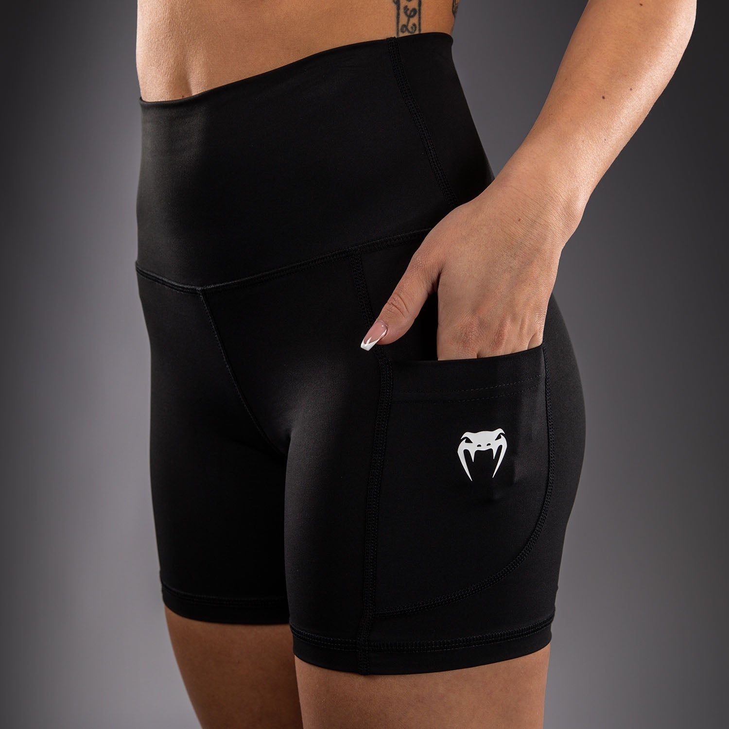 venum-essential-kompressionsshorts-damen-schwarz image 4