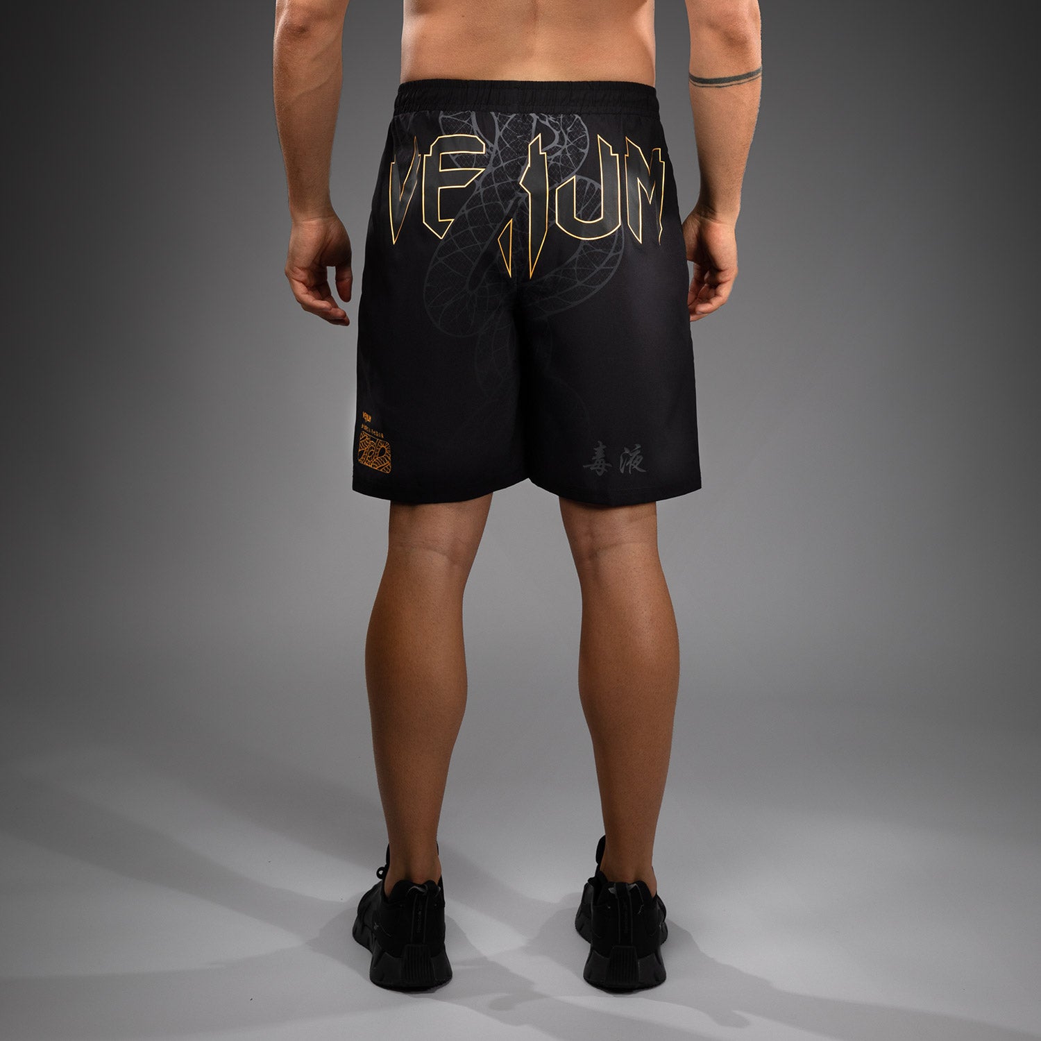 venum-serpenti-trainingsshorts-herren-lang-geschnitten-schwarz-silber-gold image 4