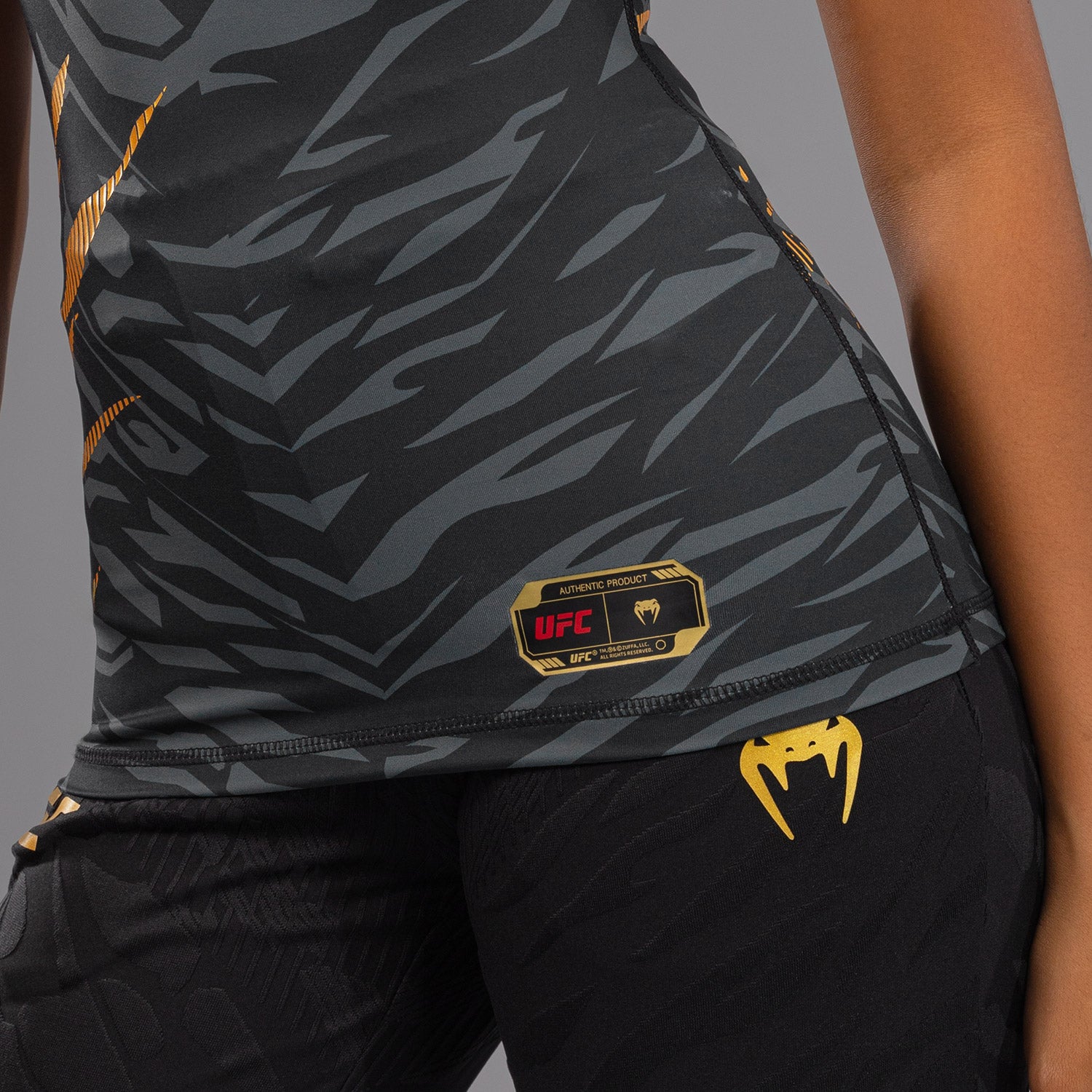 ufc-fusion-by-venum-authentic-fight-night-damen-rashguard-kurzarm-champion image 7