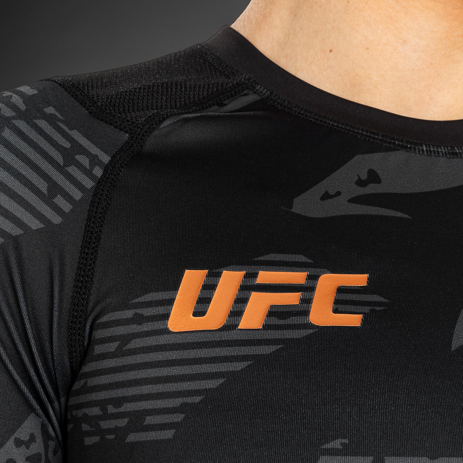 ufc-adrenaline-by-venum-fight-week-performance-langarm-rashguard-damen-urban-cam image 8