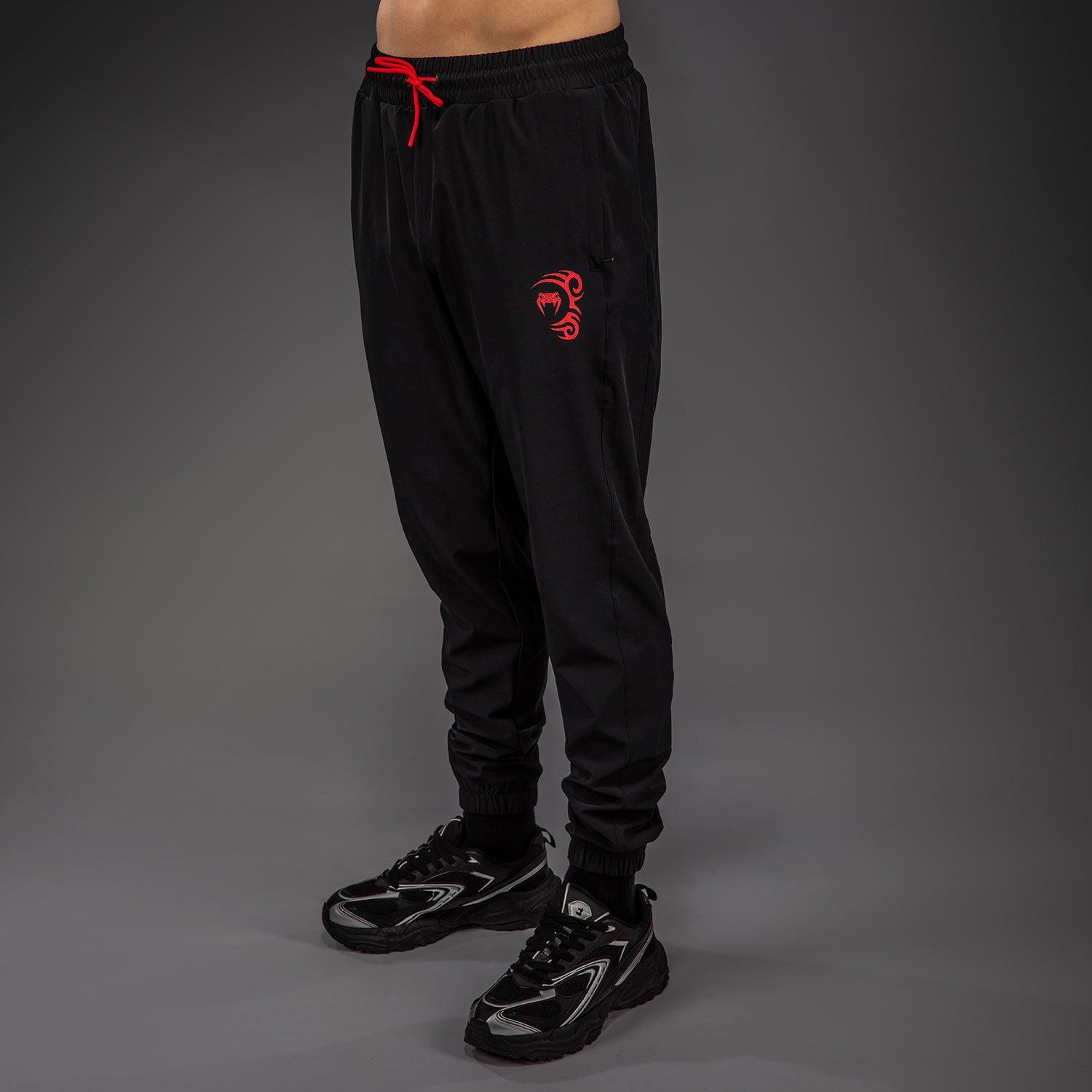 venum-x-mike-tyson-tiger-jogginghose-herren-tiefschwarz-intensivrot image 2