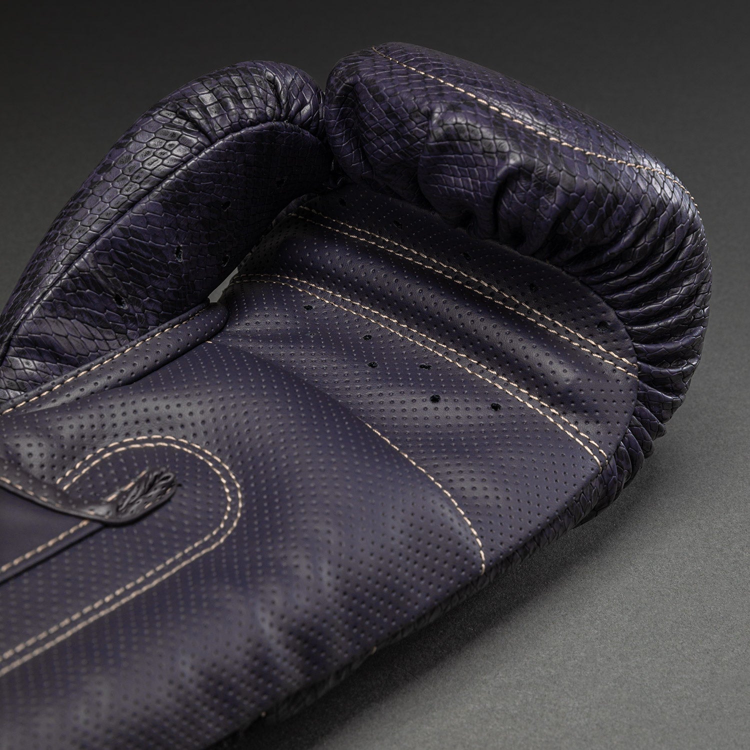 venum-impact-evo-scales-boxhandschuhe-dunkellila-boxen-kickboxen-muay-thai image 4