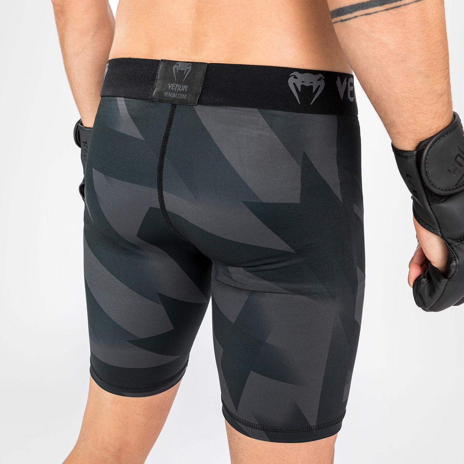 vale-tudo-venum-razor-shorts-herren-schwarz-gold image 6