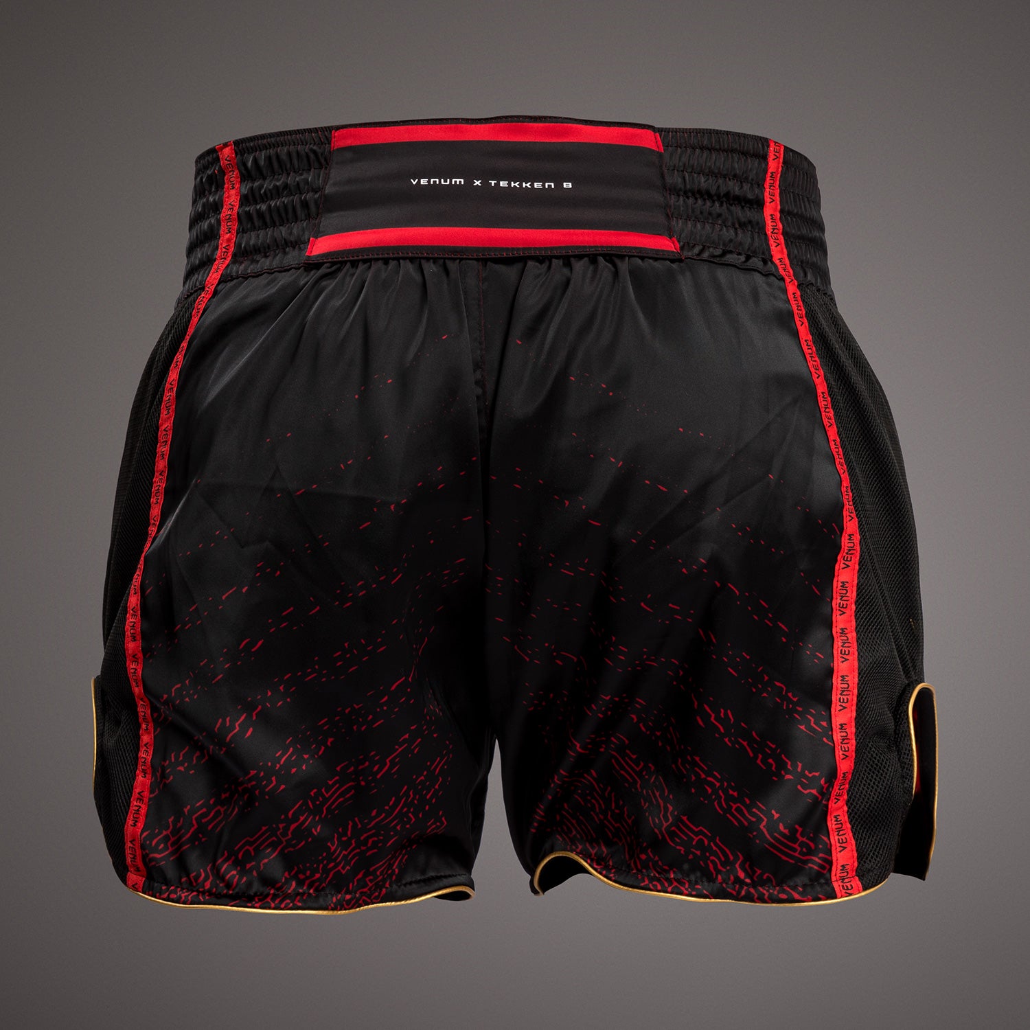venum-x-tekken-8-marshall-law-muay-thai-shorts-schwarz-rot-gold image 3