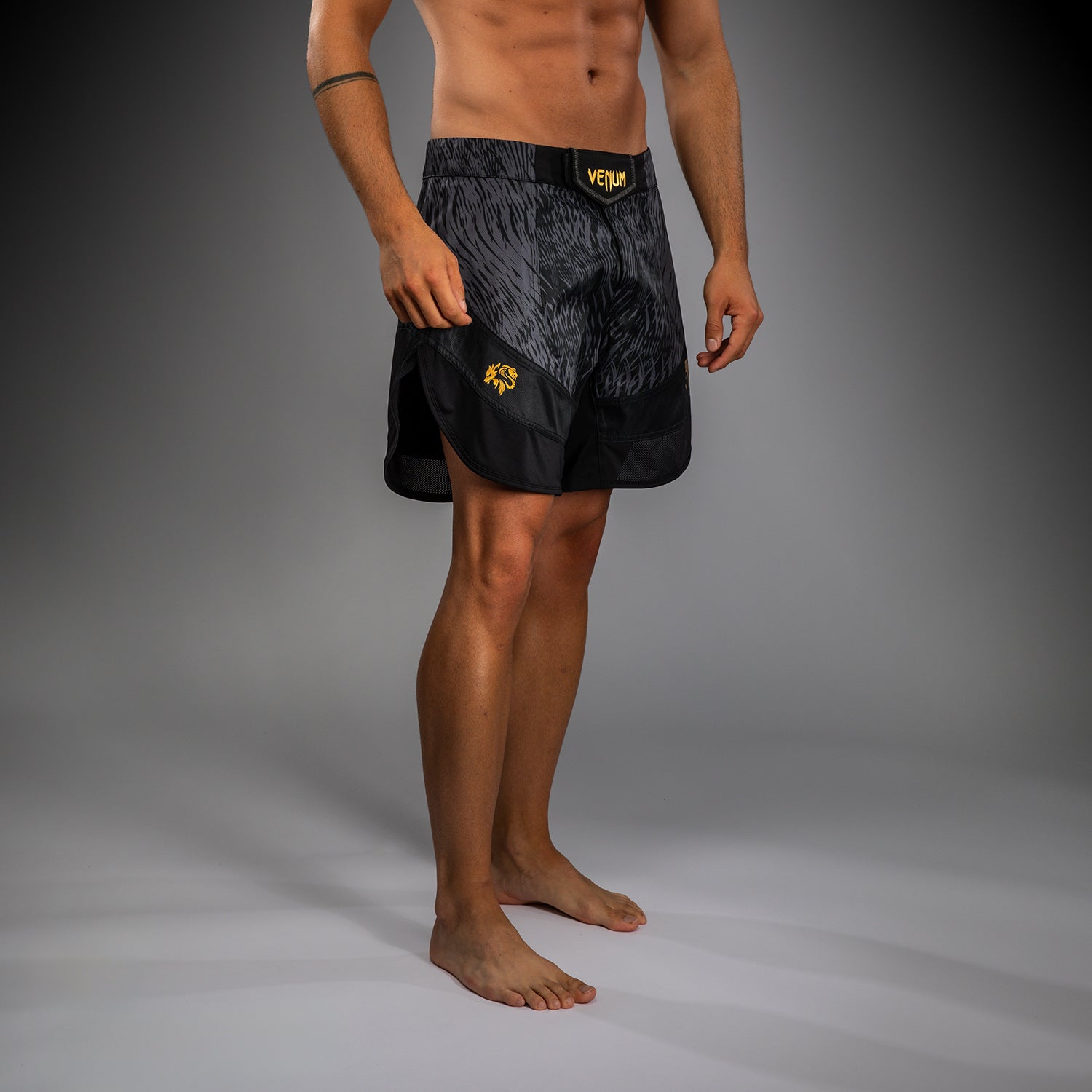 venum-x-chimaev-fightshorts-schwarz-grau image 3