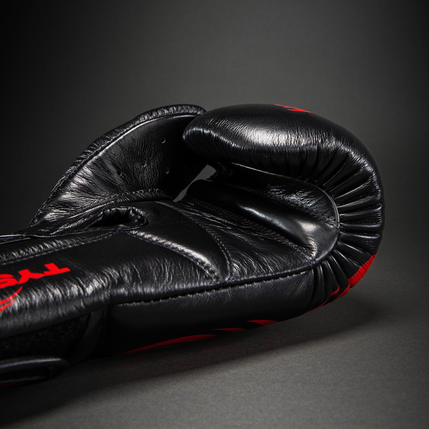 venum-giant-2-0-mike-tyson-pro-boxhandschuhe-schwarz-rot image 5