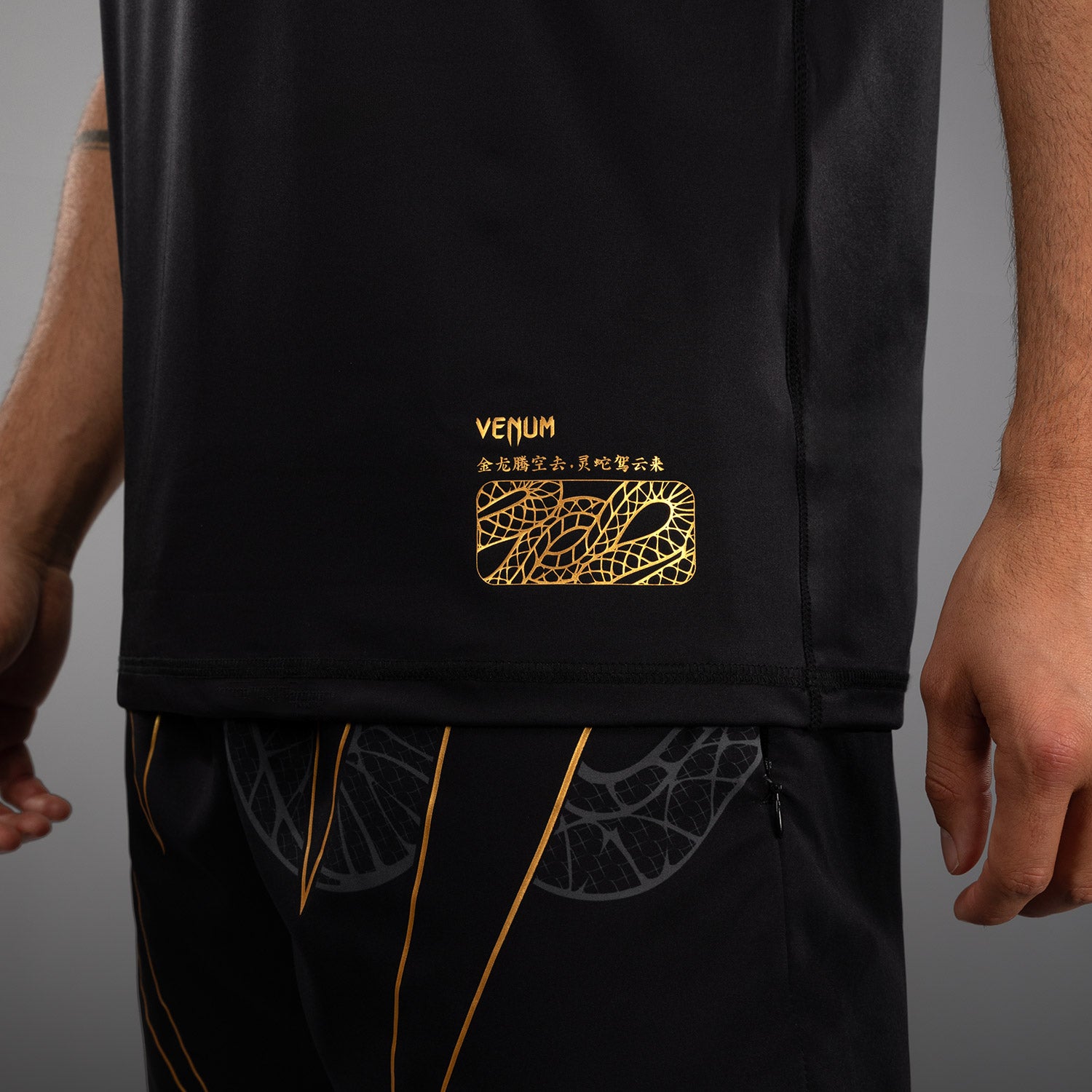 venum-serpenti-dry-tech-t-shirt-herren-schwarz-silber-gold image 7