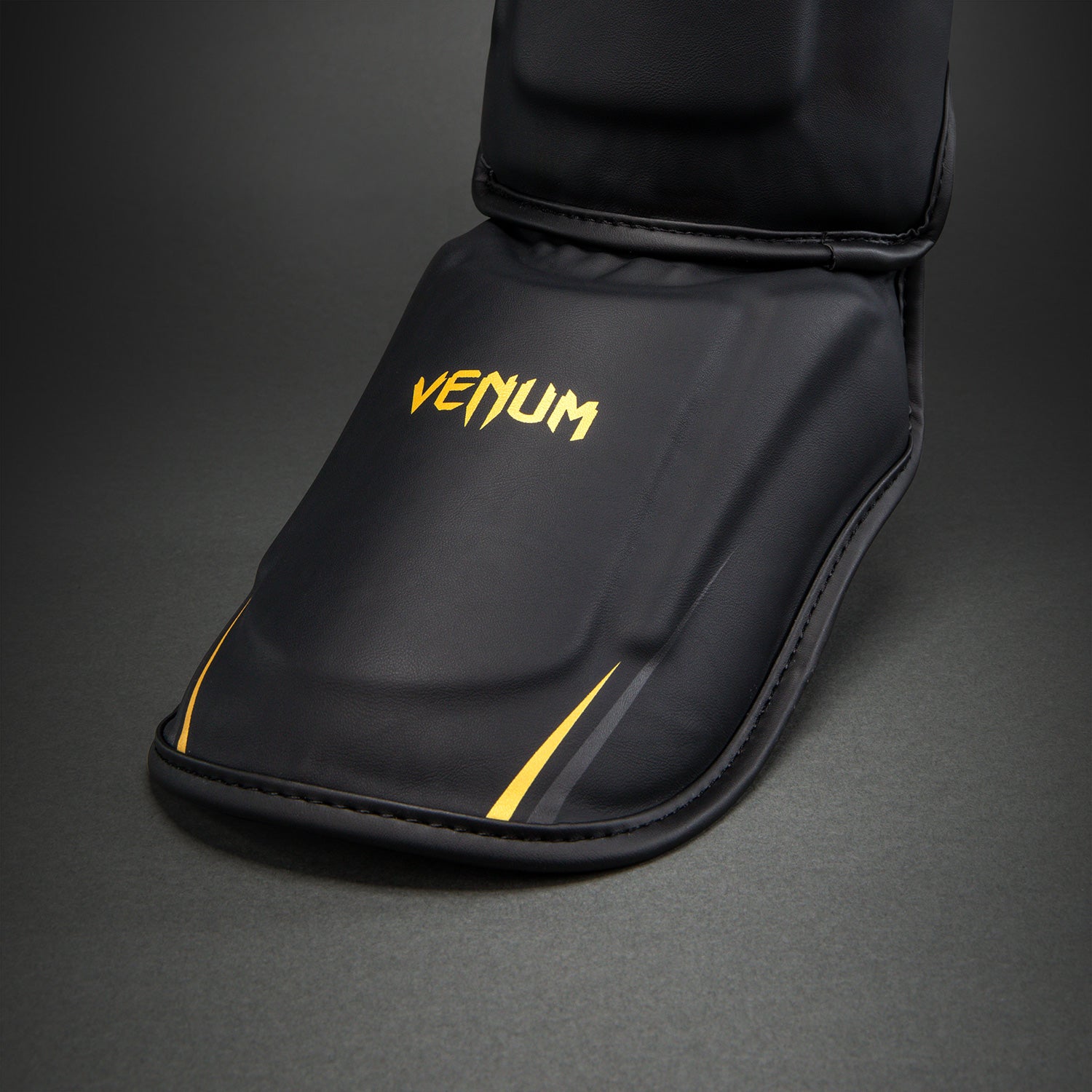 venum-g-core-schienbeinschoner-schwarz-gold image 4