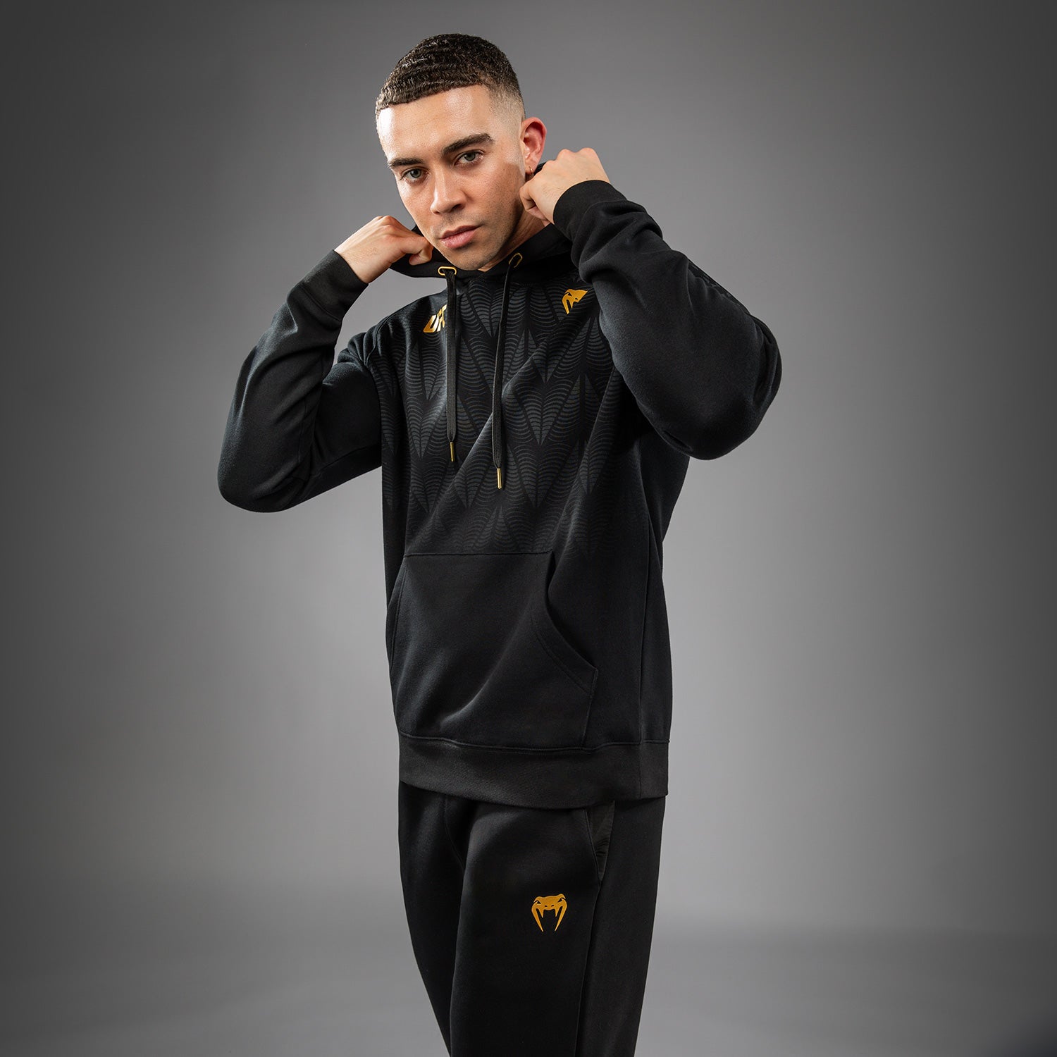 venum-ufc-zenith-by-venum-replica-pullover-hoodie-herren-champion-schwarz-gold image 2