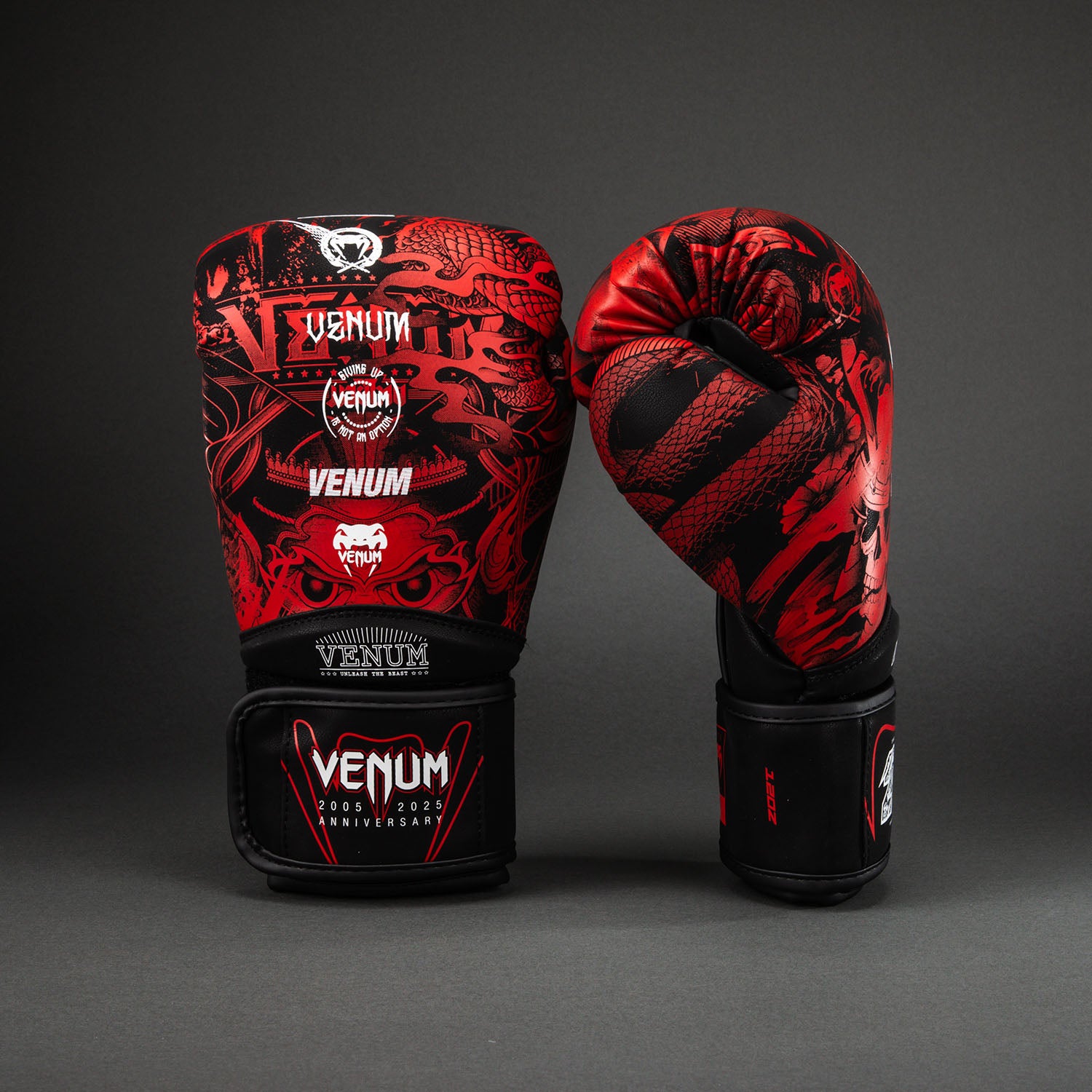 venum-20th-anniversary-boxhandschuhe-schwarz-rot-mit-klettverschluss image 1