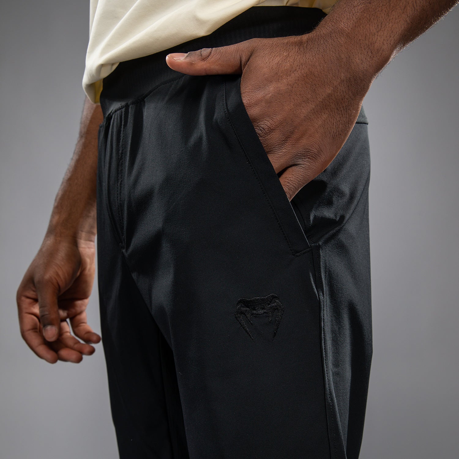 venum-fly-jogginghose-herren-tiefschwarz-leichte-lifestyle-hose image 5