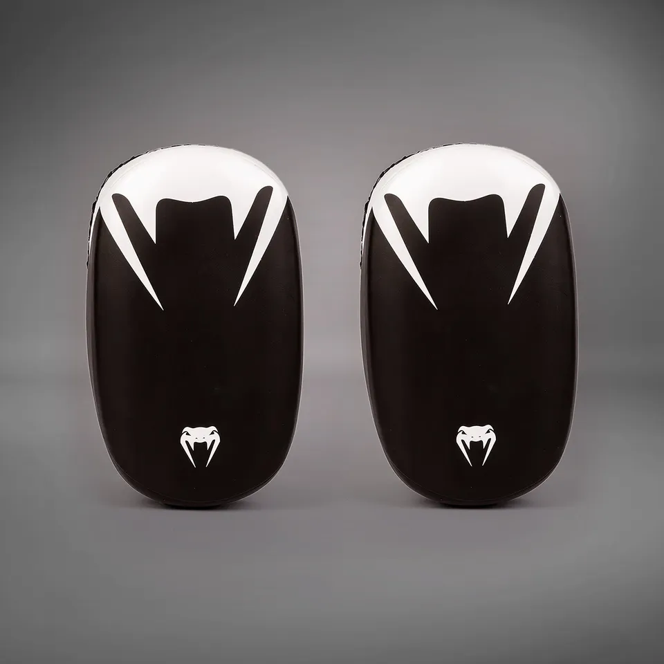 venum-kickboxing-light-kick-pad-2-0-pratze-schwarz image 1