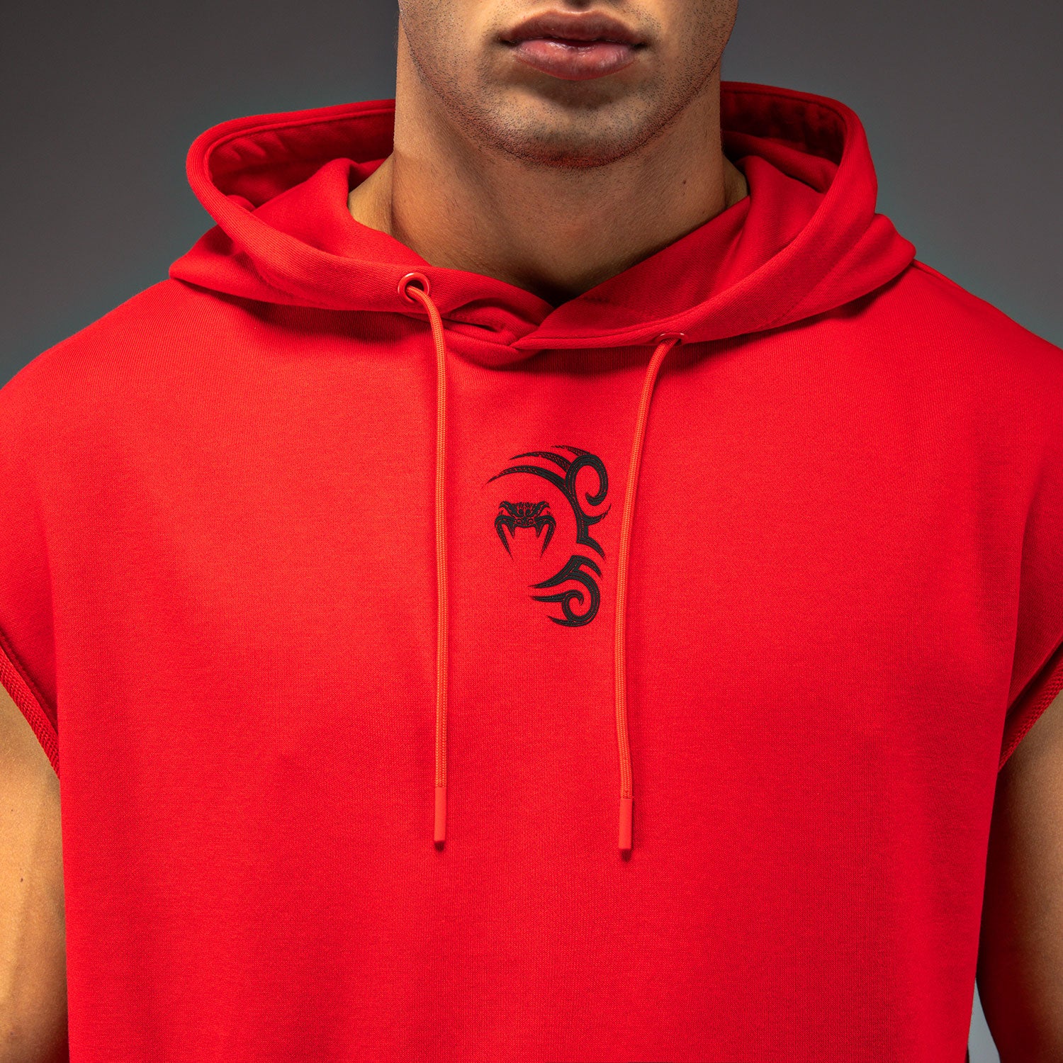 venum-x-mike-tyson-tiger-rmelloser-hoodie-herren-intensivrot-tiefschwarz image 4