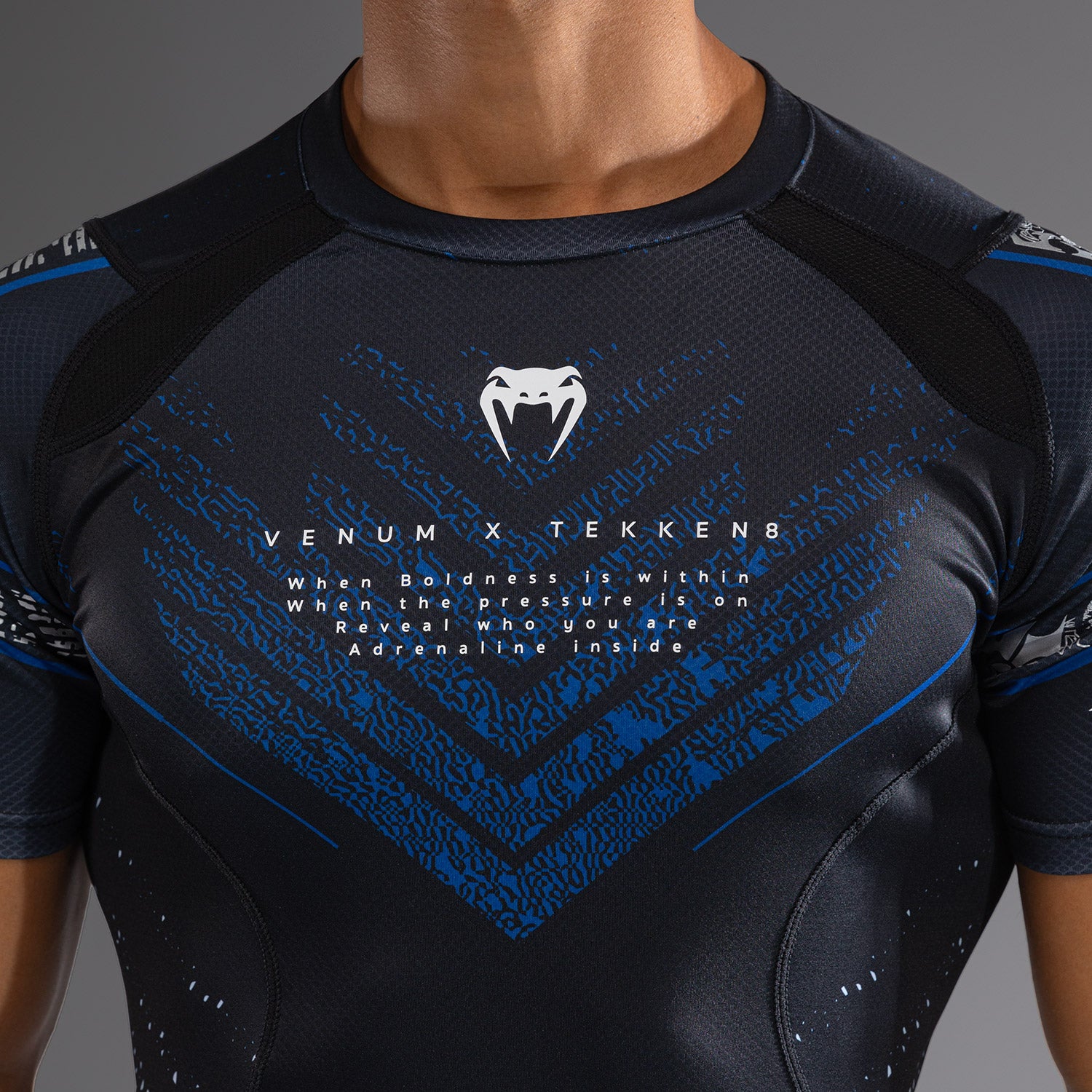 venum-x-tekken-8-paul-phoenix-rashguard-kurzarm-schwarz-blau image 8