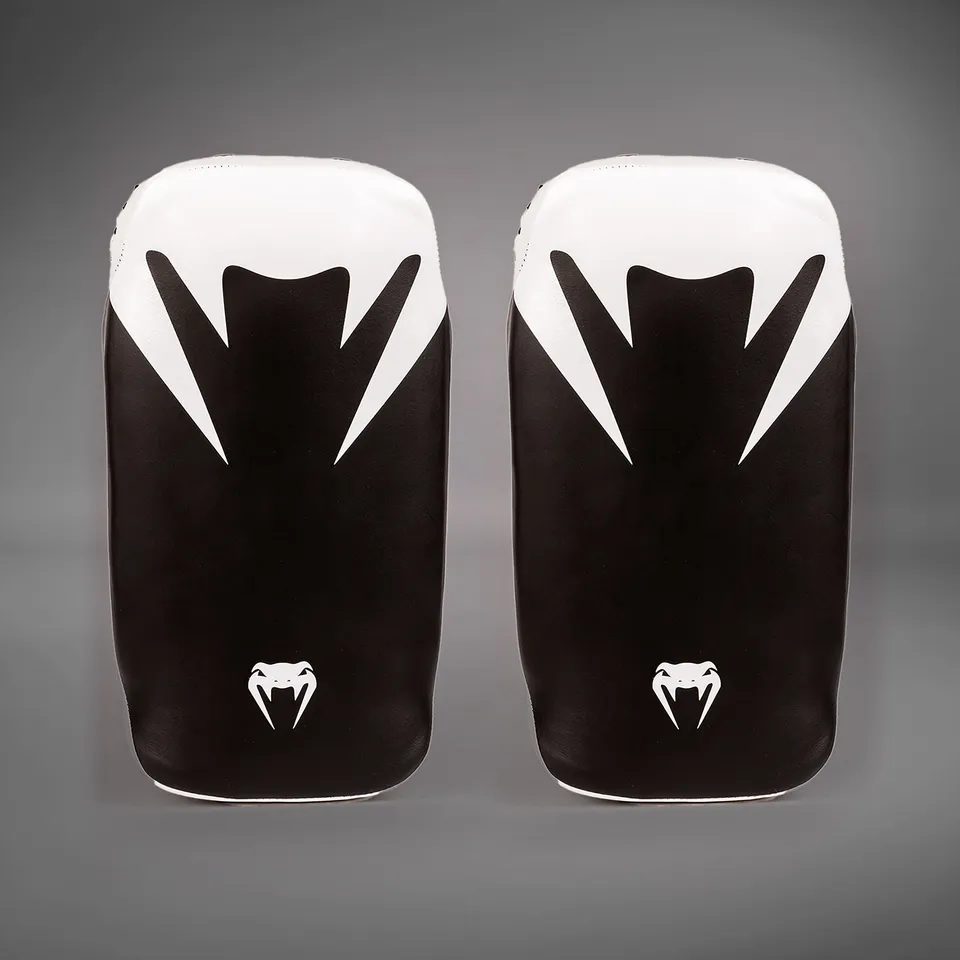 venum-giant-kick-pads-schwarz-gold-paar-kickbox-pratzen image 1