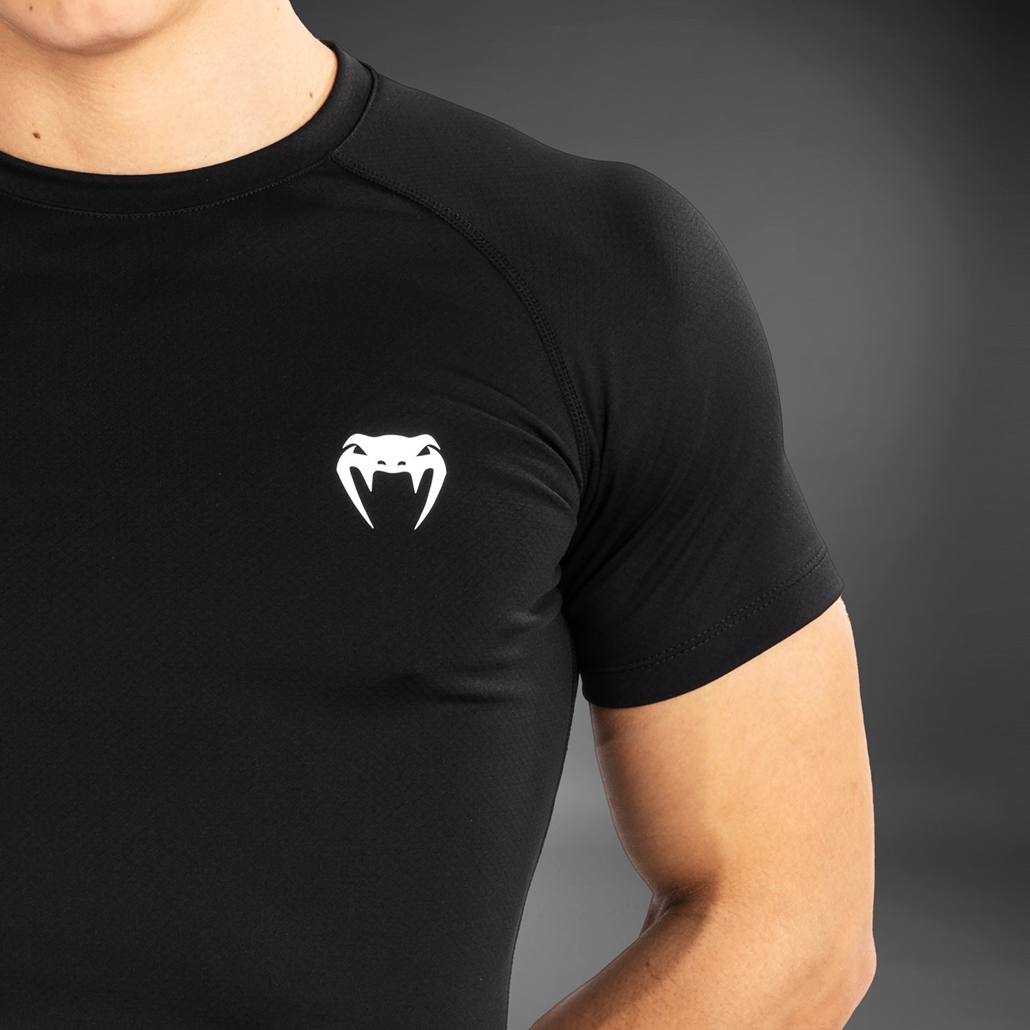 venum-contender-herren-kurzarm-rashguard-schwarz-wei image 6