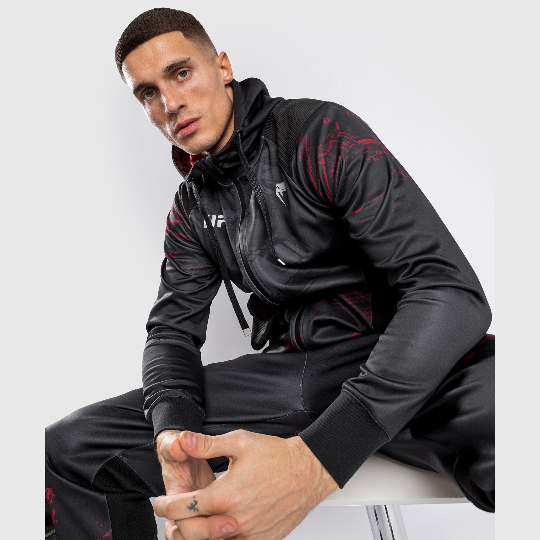 venum-ufc-authentic-fight-week-2-0-herren-zipped-sweatshirt-schwarz-rot image 5