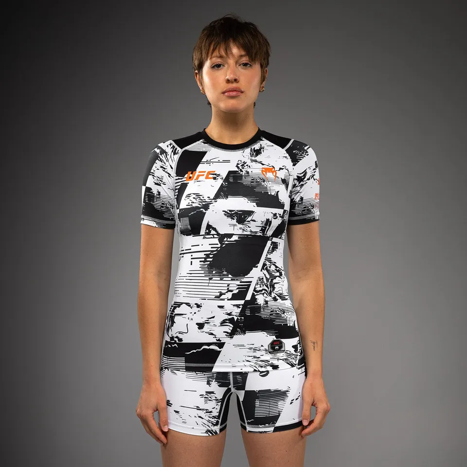 ufc-zenith-by-venum-authentic-fight-week-performance-kurzarm-rashguard-damen-wei image 1