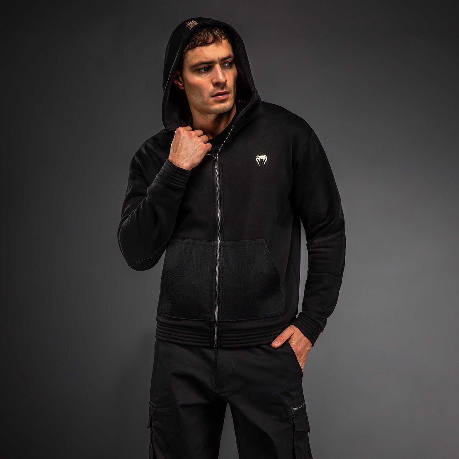 venum-urban-gi-kapuzenpullover-mit-rei-verschluss-herren-schwarz image 2