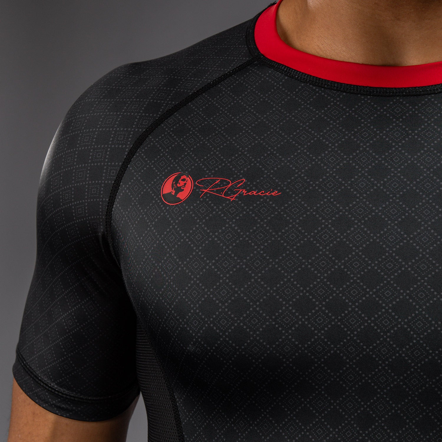 venum-x-roger-gracie-signature-kurzarm-rashguard-schwarz-rot image 4