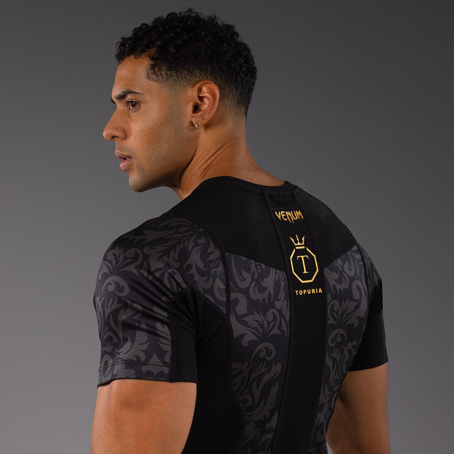 venum-x-topuria-unmatched-edition-kurzarm-rashguard-herren-schwarz-gold image 5