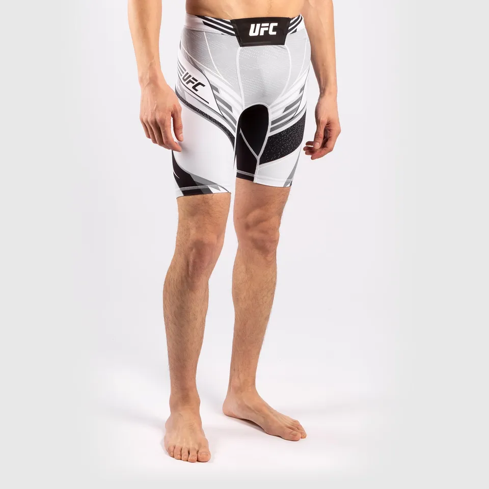 venum-ufc-authentic-fight-night-vale-tudo-shorts-short-fit-herren-wei image 1
