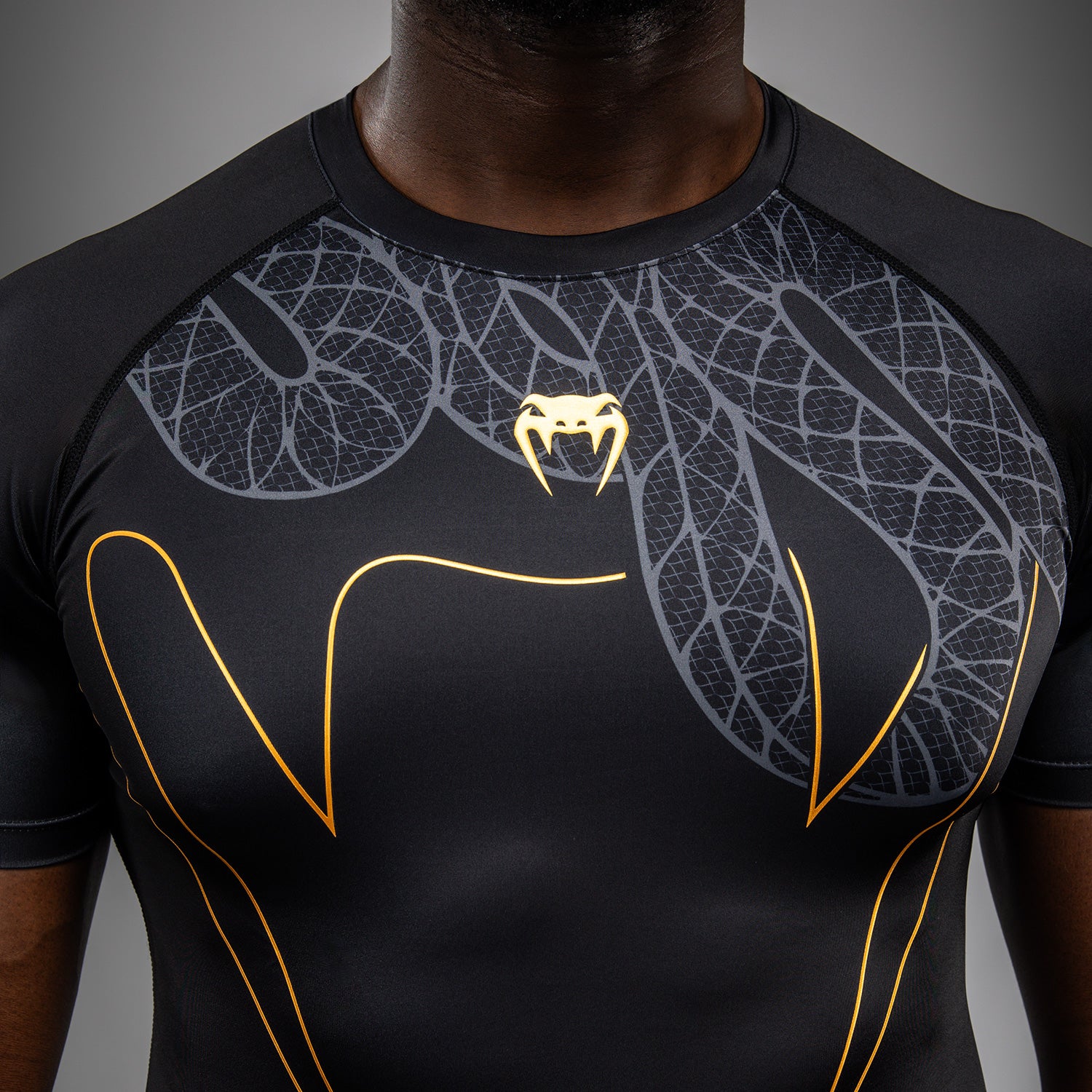 venum-serpenti-kurzarm-rashguard-schwarz-silber-gold-herren image 6
