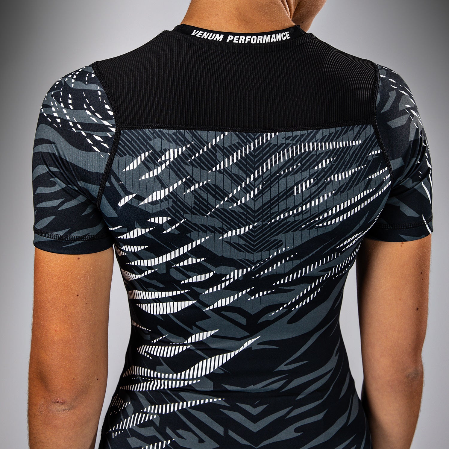 ufc-fusion-by-venum-authentic-fight-night-damen-rashguard-kurzarm-schwarz image 7