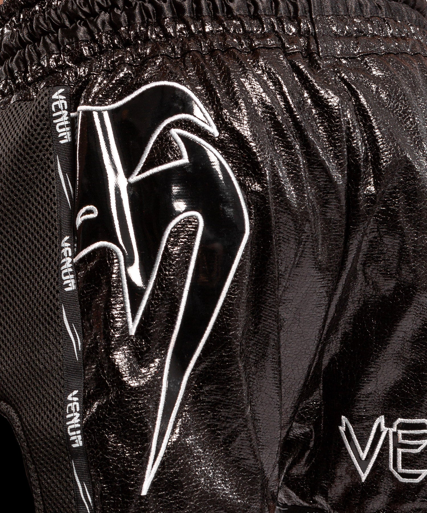 venum-giant-infinite-muay-thai-shorts-schwarz-schwarz image 4